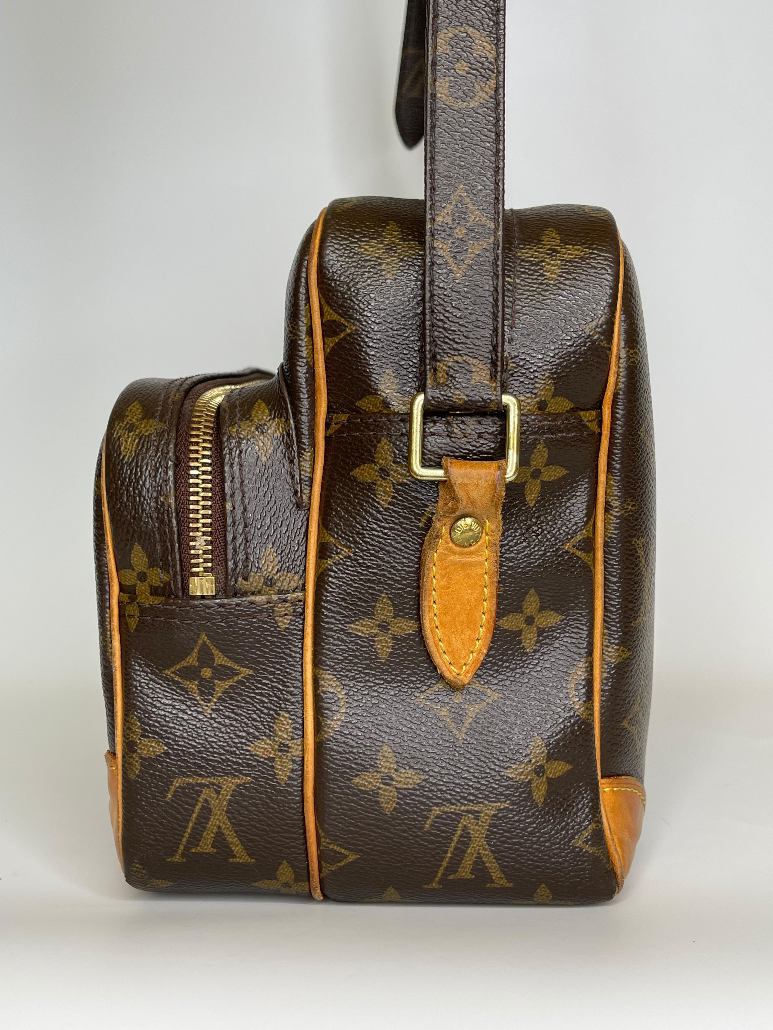 Women's or Men's  Louis Vuitton Vintage Authentic Monogram Shoulder Bag Nile MM 2012