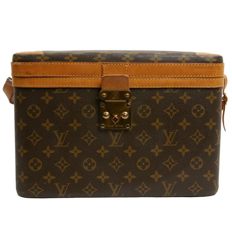 Second-hand vanity case in LOUIS VUITTON brown Monogram coated canvas. The jewelry is made of brass. The finishes are in cowhide leather. Closing by lock S (one key). With original label holder. Opening by flap with an integrated mirror. The