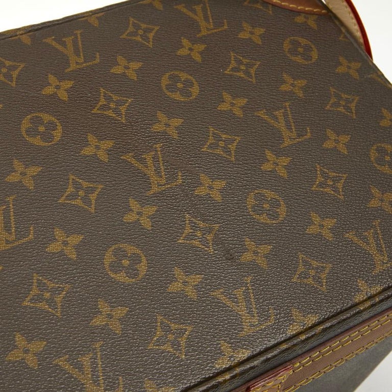 LOUIS VUITTON Vintage Beauty Case in Monogram Canvas and Natural Leather For Sale 6