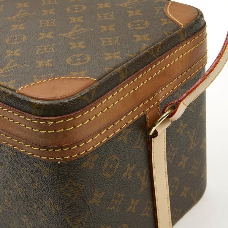 LOUIS VUITTON Vintage Beauty Case in Monogram Canvas and Natural Leather For Sale 8