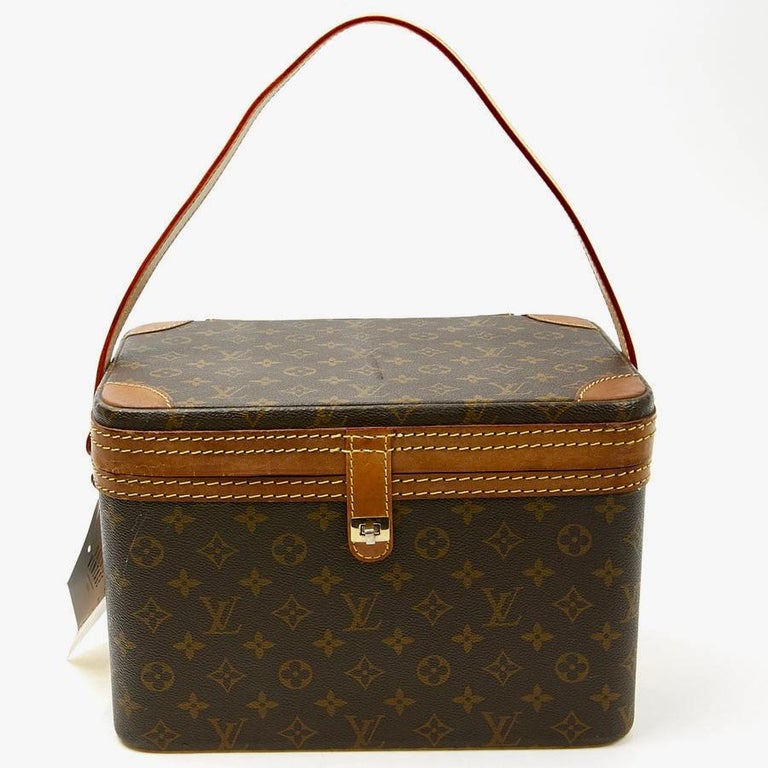 LOUIS VUITTON Vintage Beauty Case in monogram canvas and Leather.
This beauty case has been restored at Louis Vuitton. You can see the difference in the color of the leather.
Very decorative in a bathroom.
The interior is lined in pale yellow