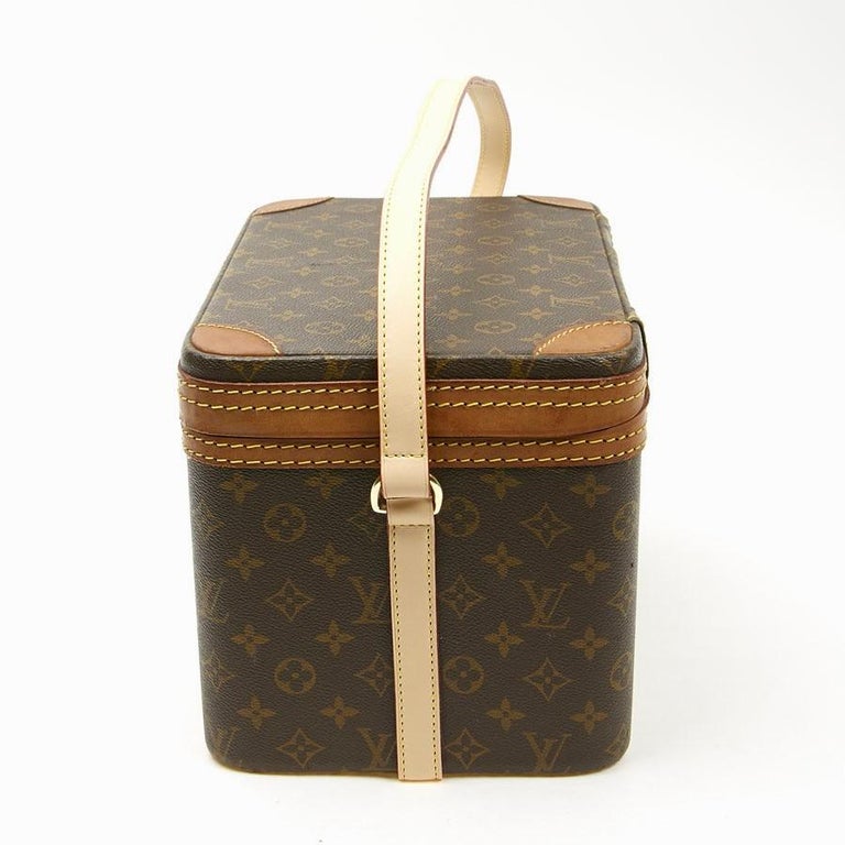 LOUIS VUITTON Vintage Beauty Case in Monogram Canvas and Natural Leather In Good Condition For Sale In Paris, FR