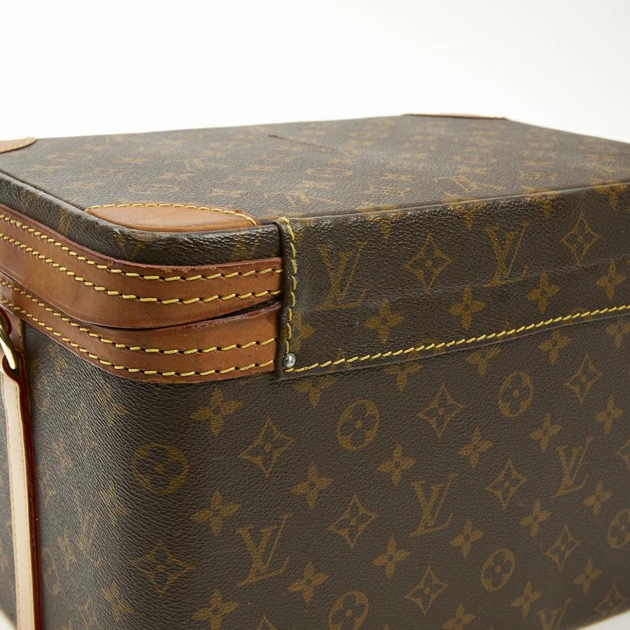 Brown LOUIS VUITTON Vintage Beauty Case in Monogram Canvas and Natural Leather