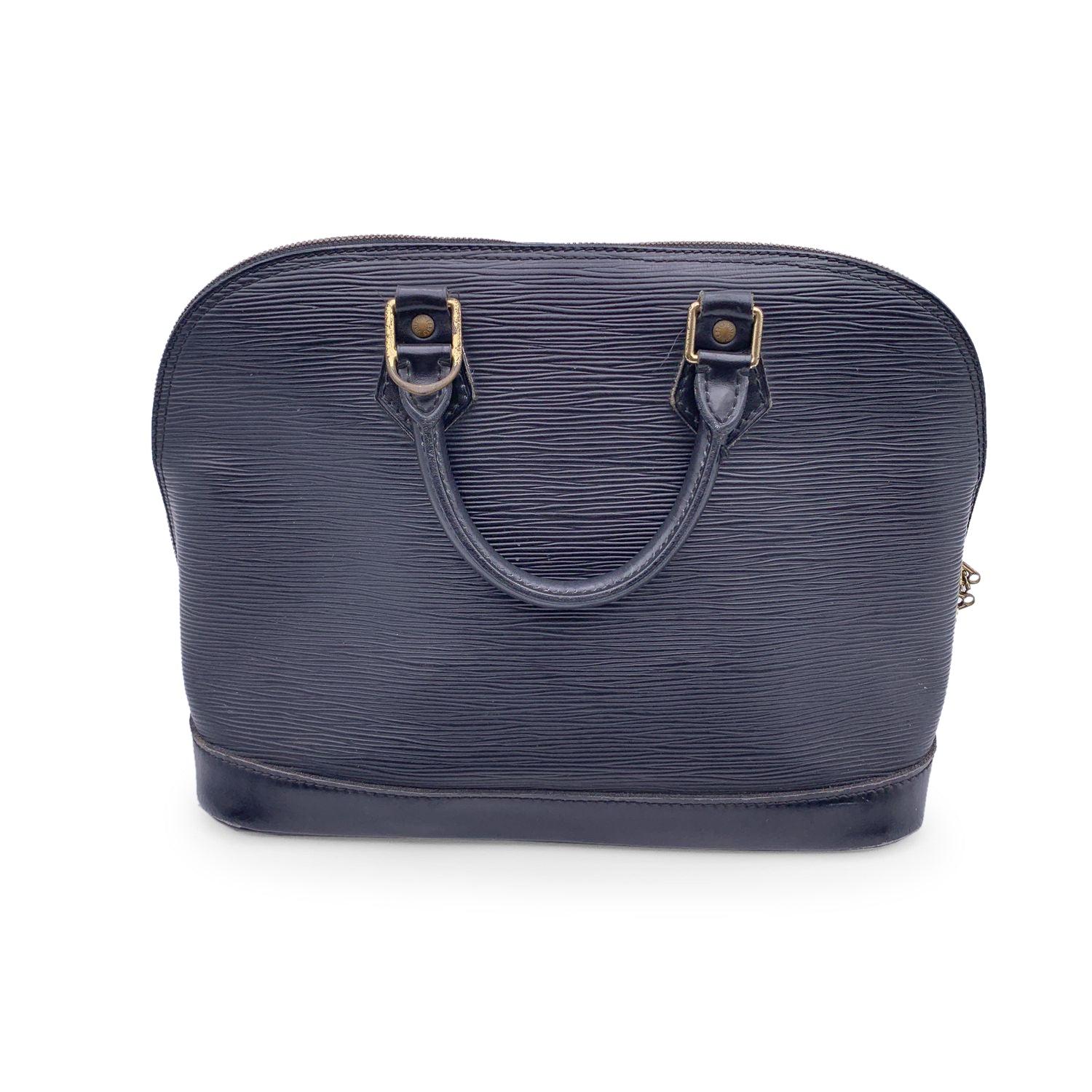 Louis Vuitton Vintage Black Epi Leather Alma Satchel Top Handle Bag In Good Condition For Sale In Rome, Rome
