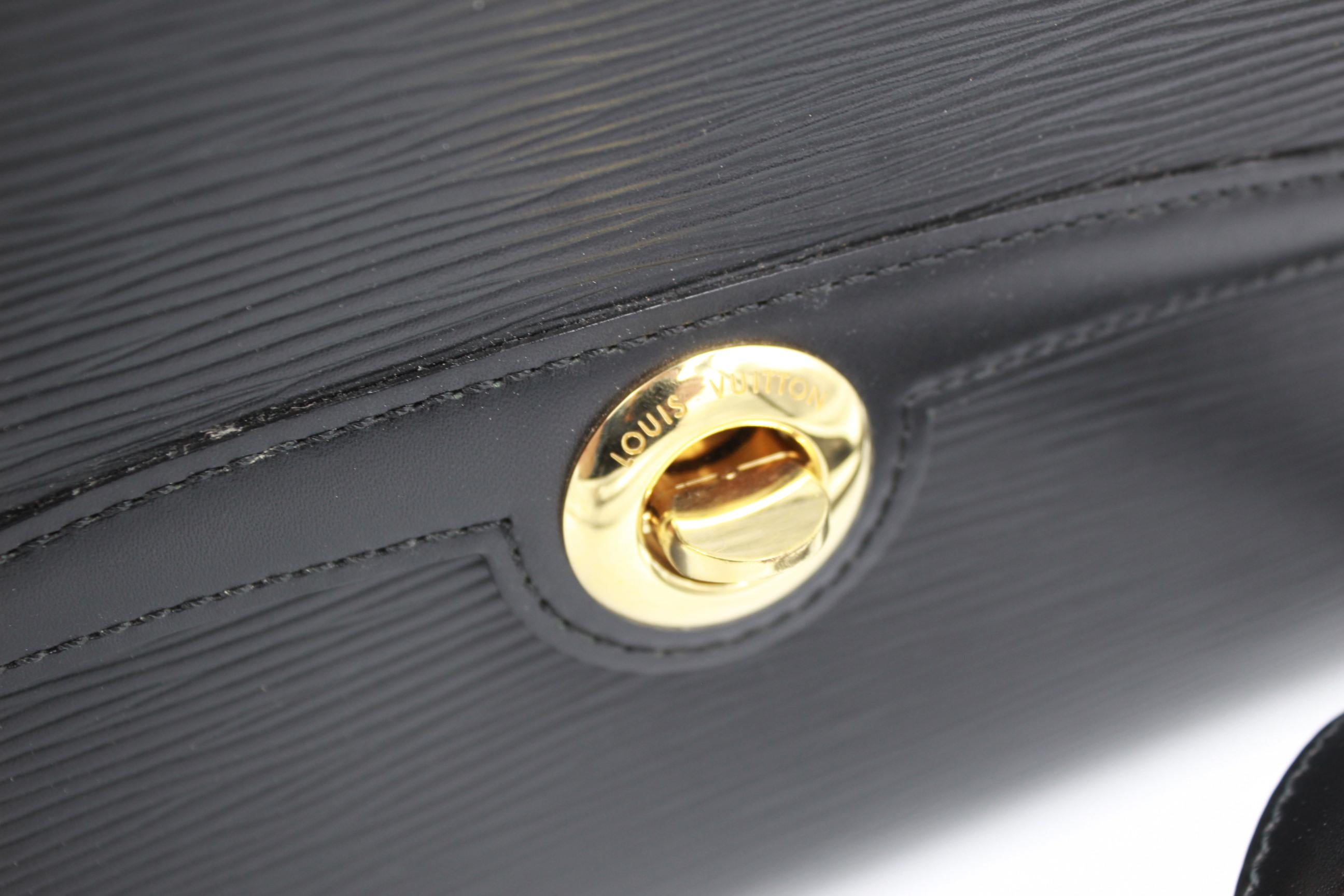 Louis Vuitton vintage Arche clutch in black epi leather. 
With detachable strap to wear it as a clutch.
Zip pocket inside
Size 24x17