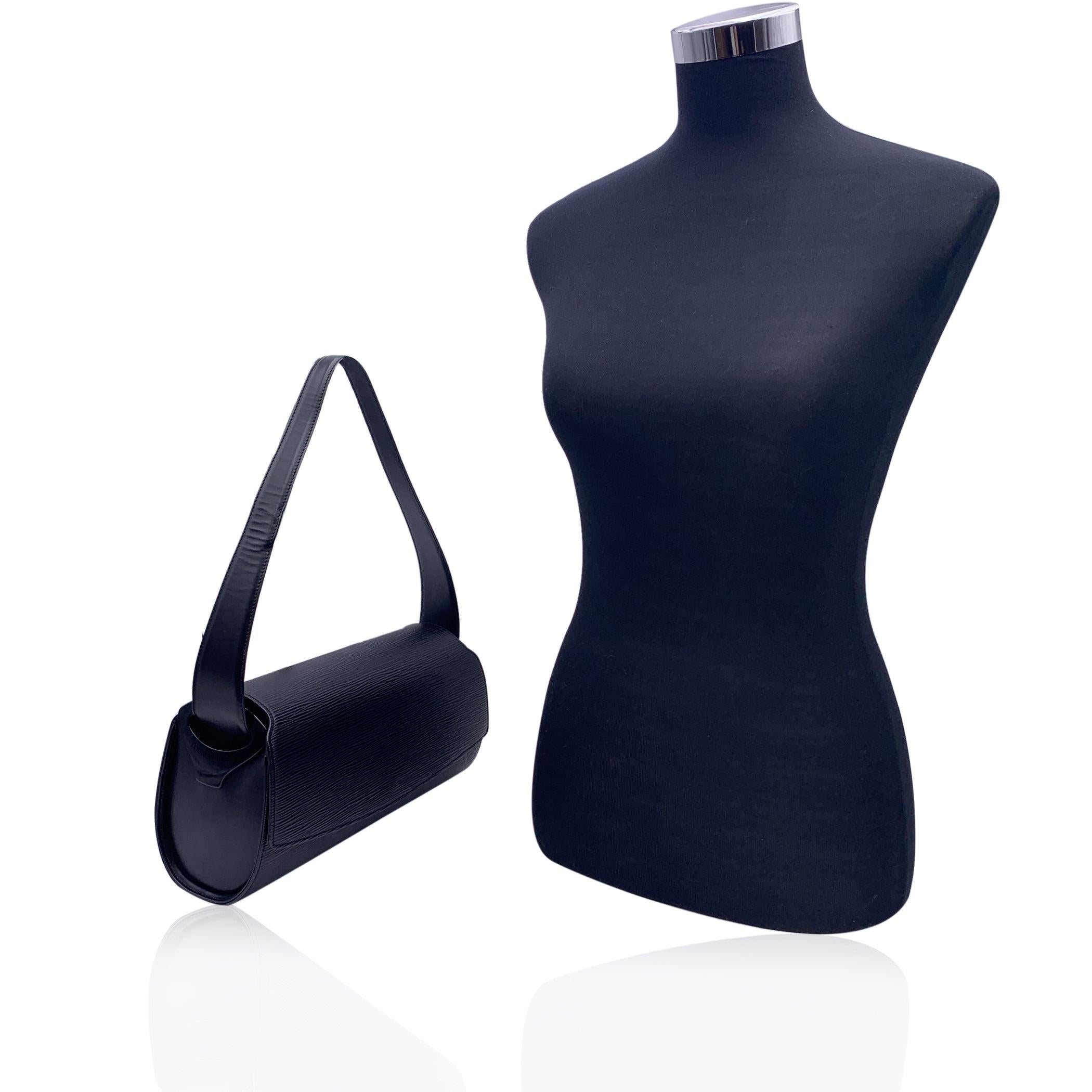 L'Elegance du soir, à la manière de LV : Le 'Nocturne PM' de Louis Vuitton en cuir épi noir Élégant, sculptural et discrètement saisissant, le 'Nocturne PM' de Louis Vuitton est un joyau moins connu des archives de la Maison, ce qui en fait un