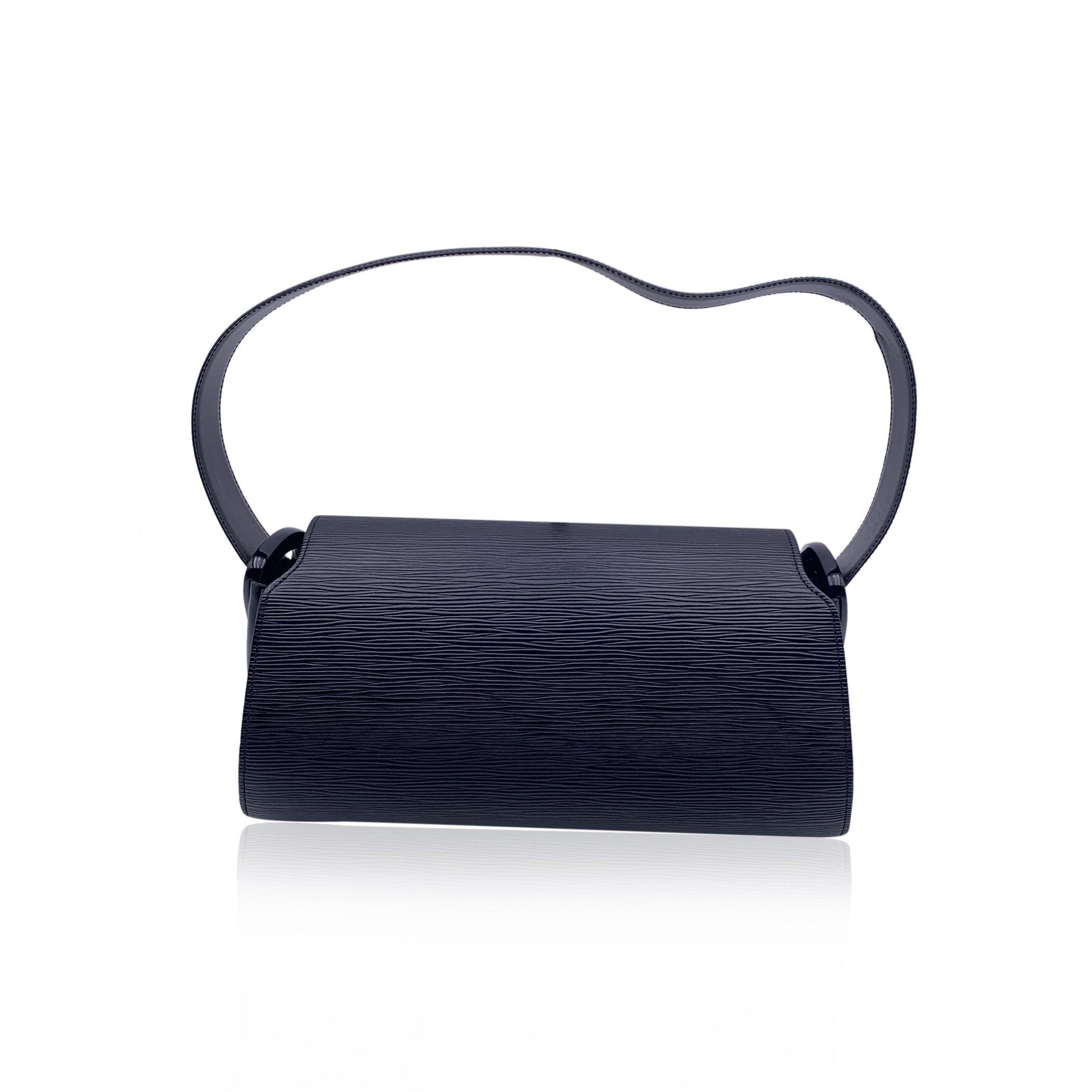 Louis Vuitton Vintage Noir Epi Leather Nocturne PM Shoulder Bag Excellent état - En vente à Rome, Rome