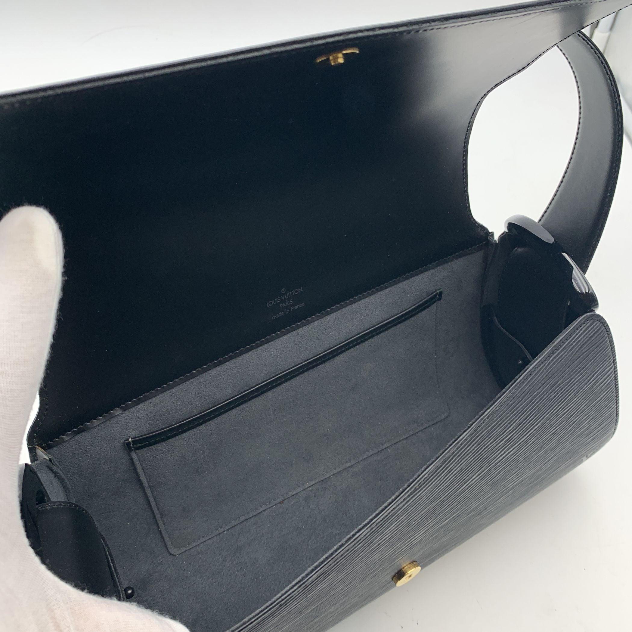 Louis Vuitton Vintage Noir Epi Leather Nocturne PM Shoulder Bag en vente 1