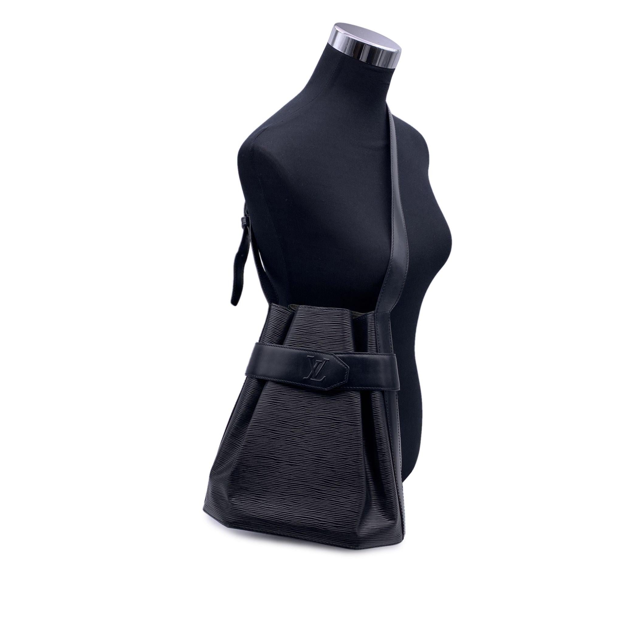 Sophisticated 'Sac d'Epaule' Shoulder Bag by LOUIS VUITTON, crafted in black Epi leather. This model is discontinued so it is no longer available in stores. The bag features a large main compartment and an adjustable leather shoulder strap.