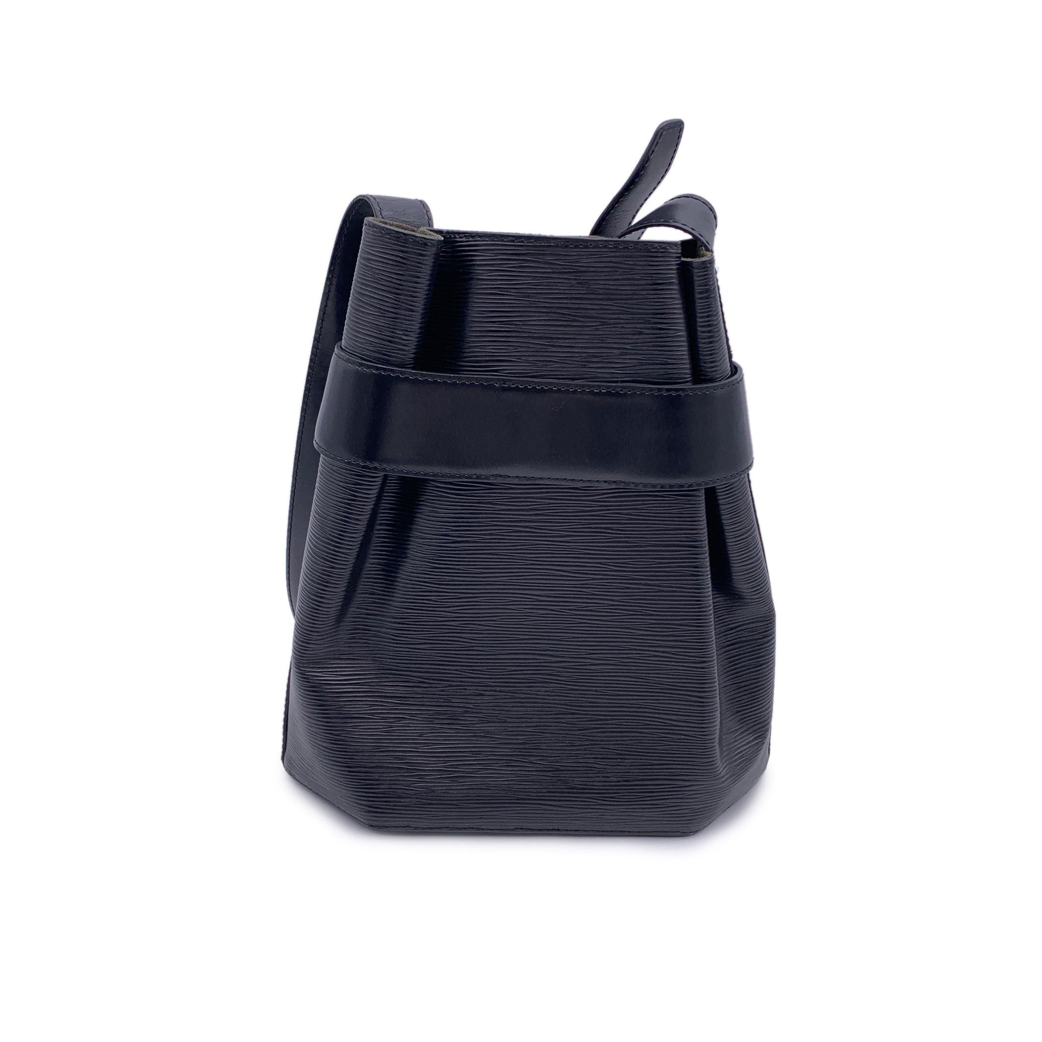 Louis Vuitton Vintage Black Epi Leather Sac d'Epaule Shoulder Bag In Good Condition In Rome, Rome