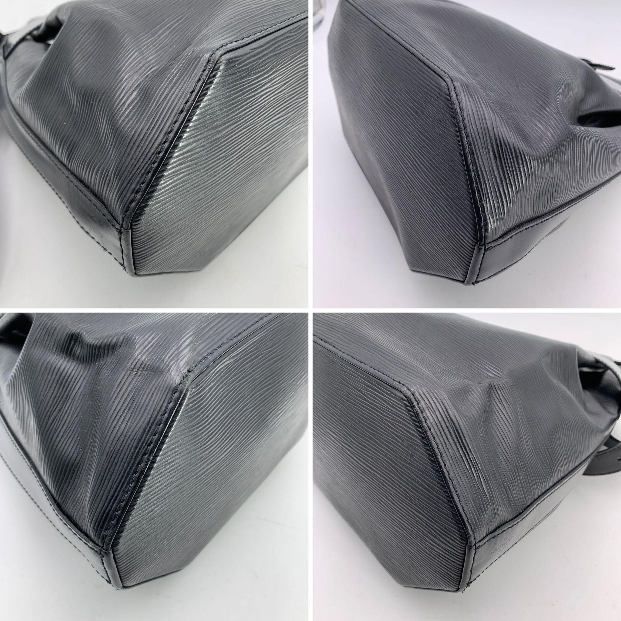 Bolso de hombro vintage Louis Vuitton de cuero negro Epi Sac d'Epaule en Bueno estado para la venta en Rome, Rome