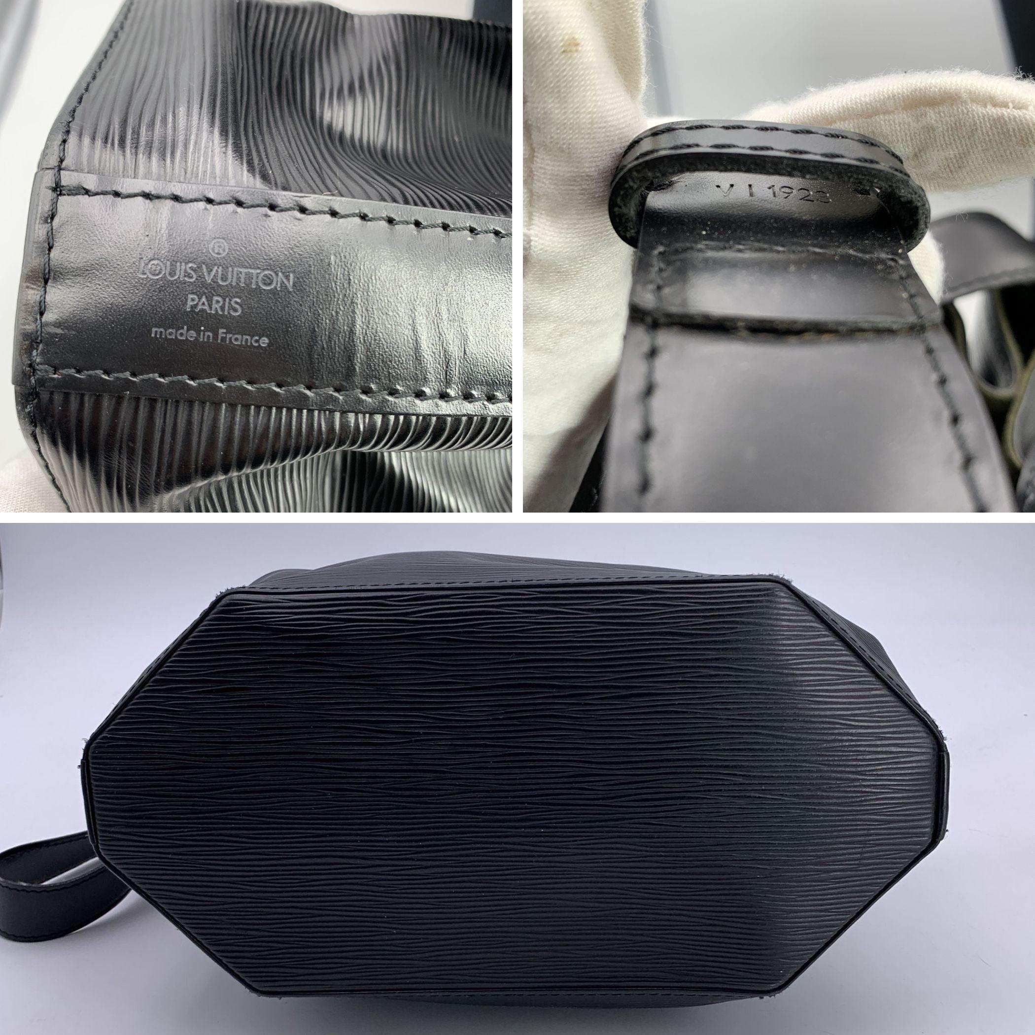 Bolso de hombro vintage Louis Vuitton de cuero negro Epi Sac d'Epaule en venta 1