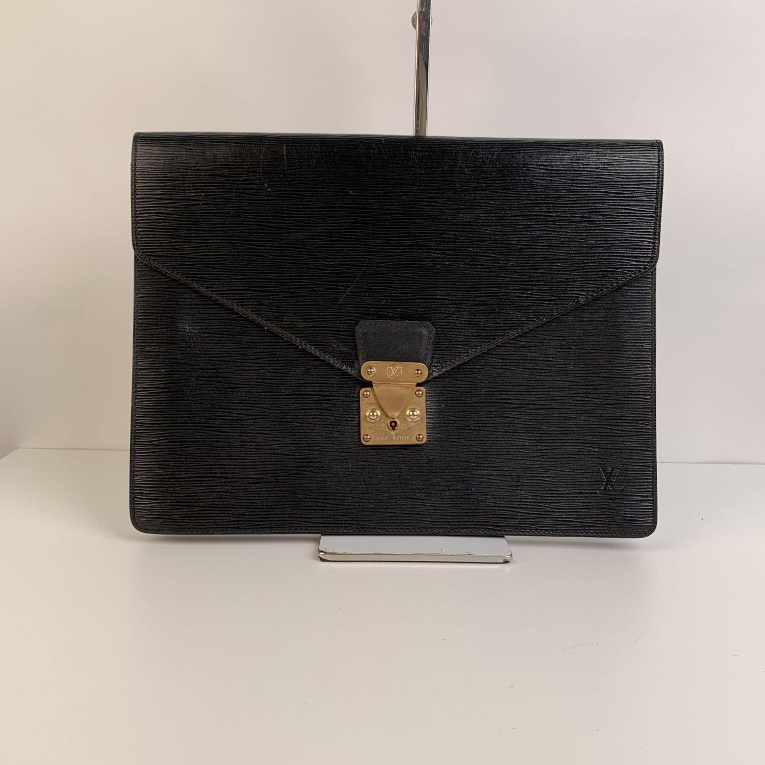 Classic Louis Vuitton black Epi leather 'Serviette Senateur'. It features flap with press lock closure on the front. 1 main compartment and leather lining. . 'LOUIS VUITTON Paris' adn 'made in France' engraved inside




Details

MATERIAL:
