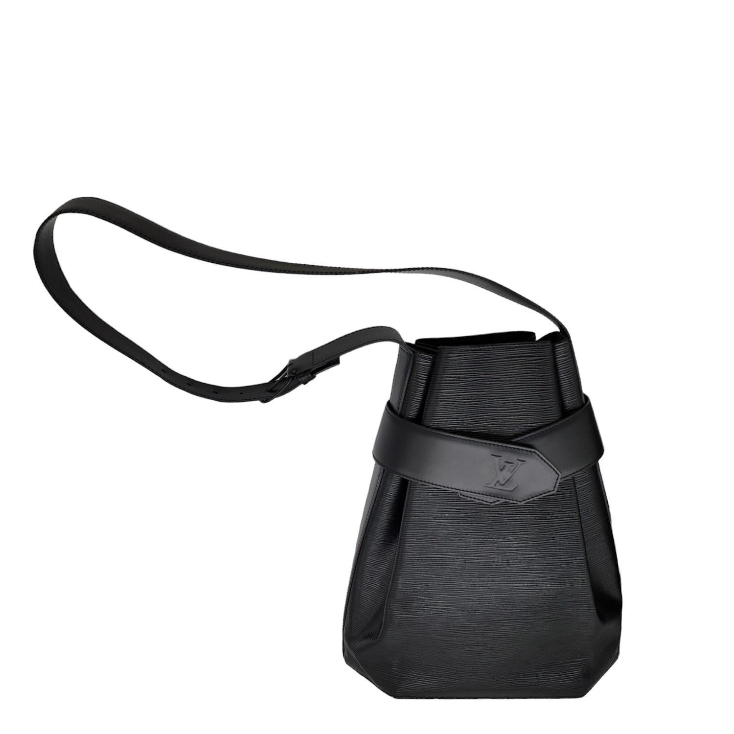 Louis Vuitton Vintage Black EPI Sac D'Epaule GM Bucket Bag w/ Pouch In Excellent Condition For Sale In Scottsdale, AZ