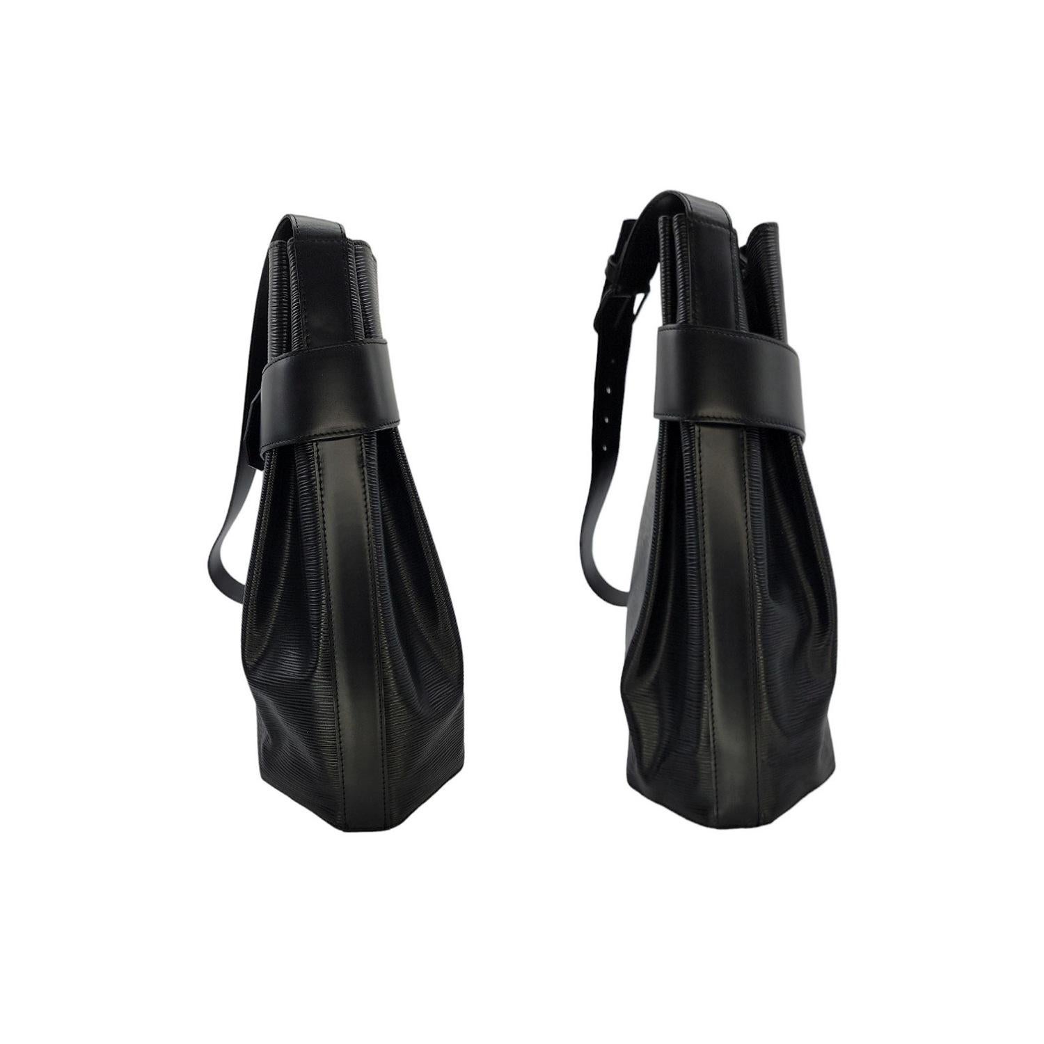 Louis Vuitton Vintage Black EPI Sac D'Epaule GM Bucket Bag w/ Pouch For Sale 1