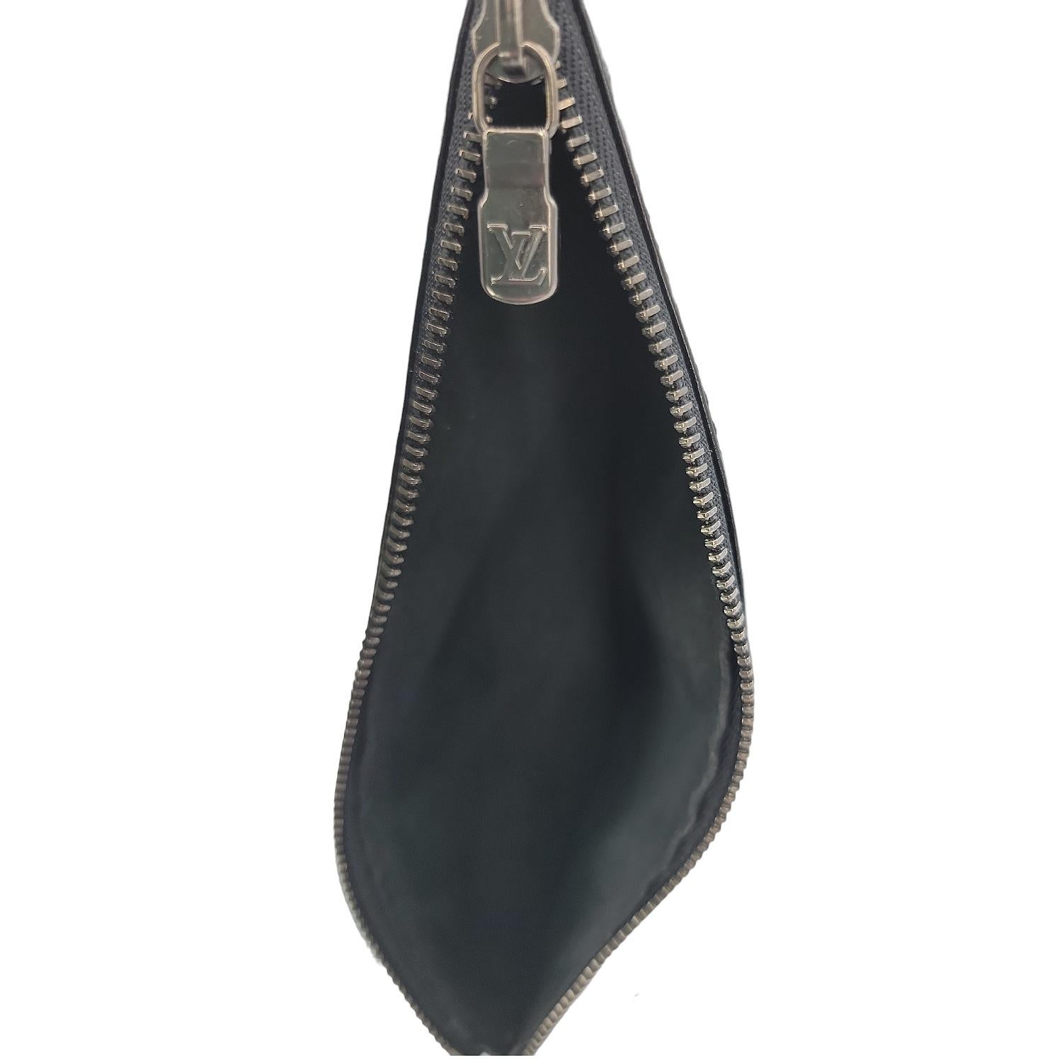Louis Vuitton Vintage Black EPI Sac D'Epaule GM Bucket Bag w/ Pouch For Sale 4
