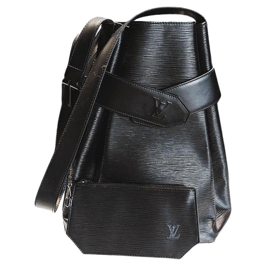 Louis Vuitton Vintage Black EPI Sac D'Epaule GM Bucket Bag w/ Pouch For Sale