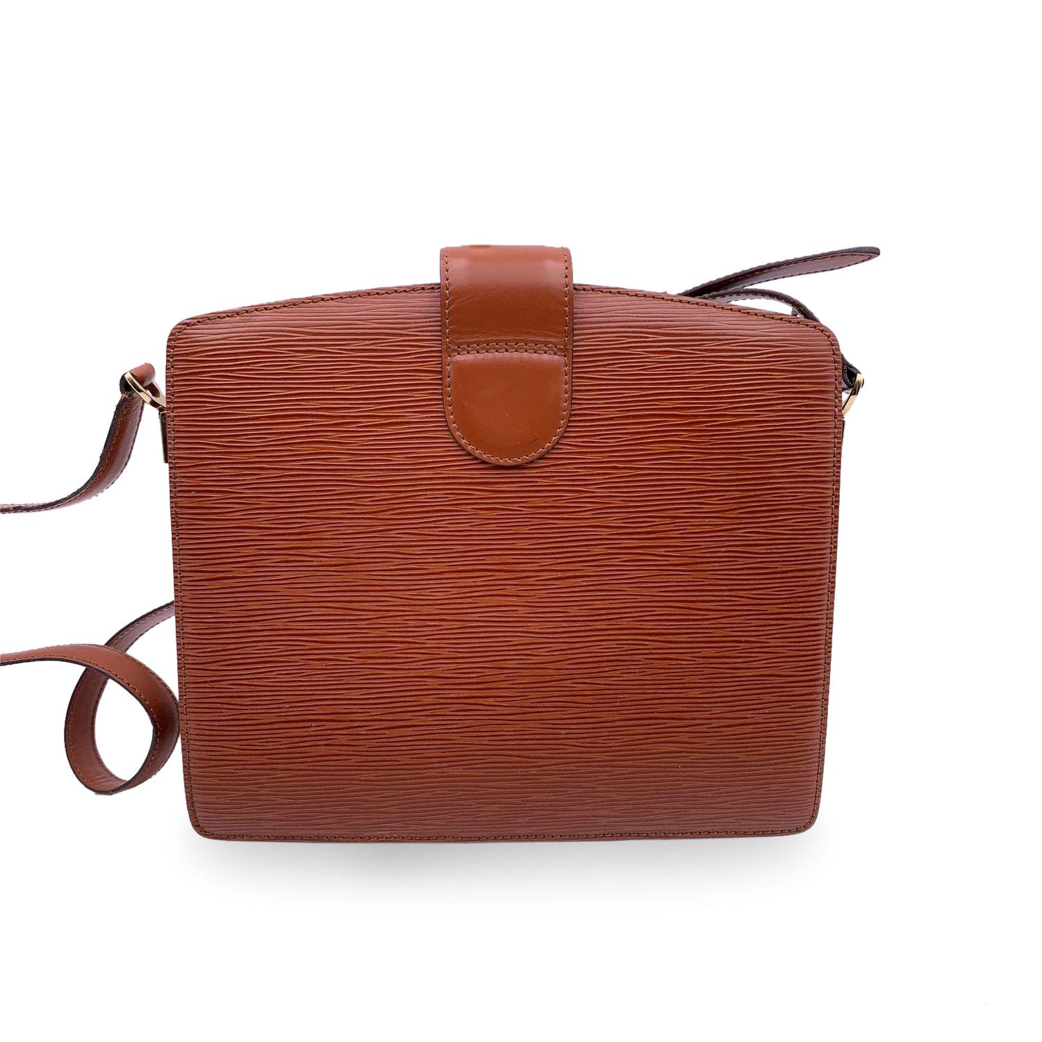 Louis Vuitton Vintage Brown Epi Leather Capucine Shoulder Bag In Excellent Condition In Rome, Rome