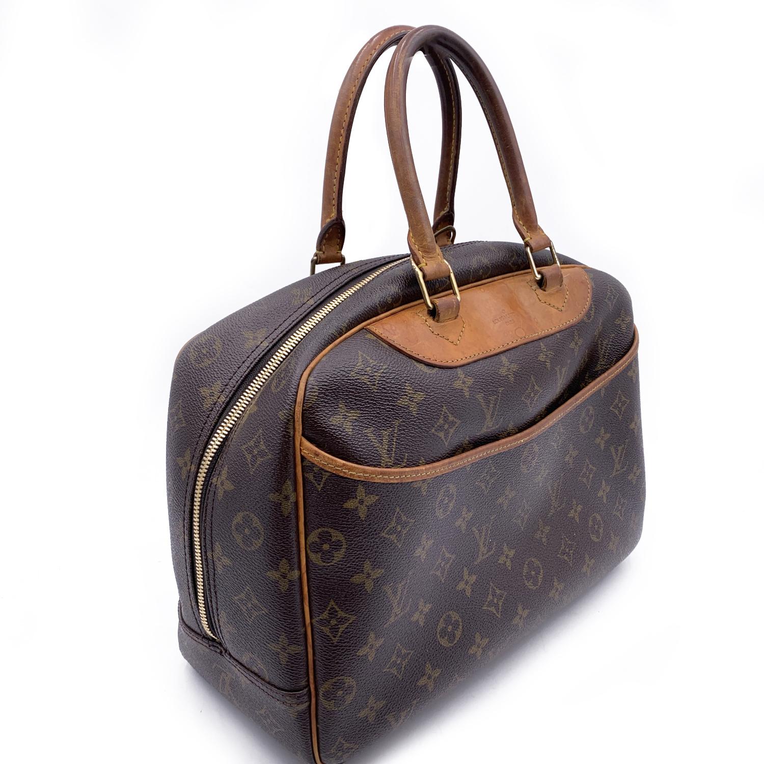Louis Vuitton DEAUVILLE Bag crafted in timeless monogram canvas with genuine leather trim and handles. Upper zipper closure.1 exterior open pocket. Beige washable lining with 4 open pockets, 1 elastic strap to hold bottles and cosmetics inside.