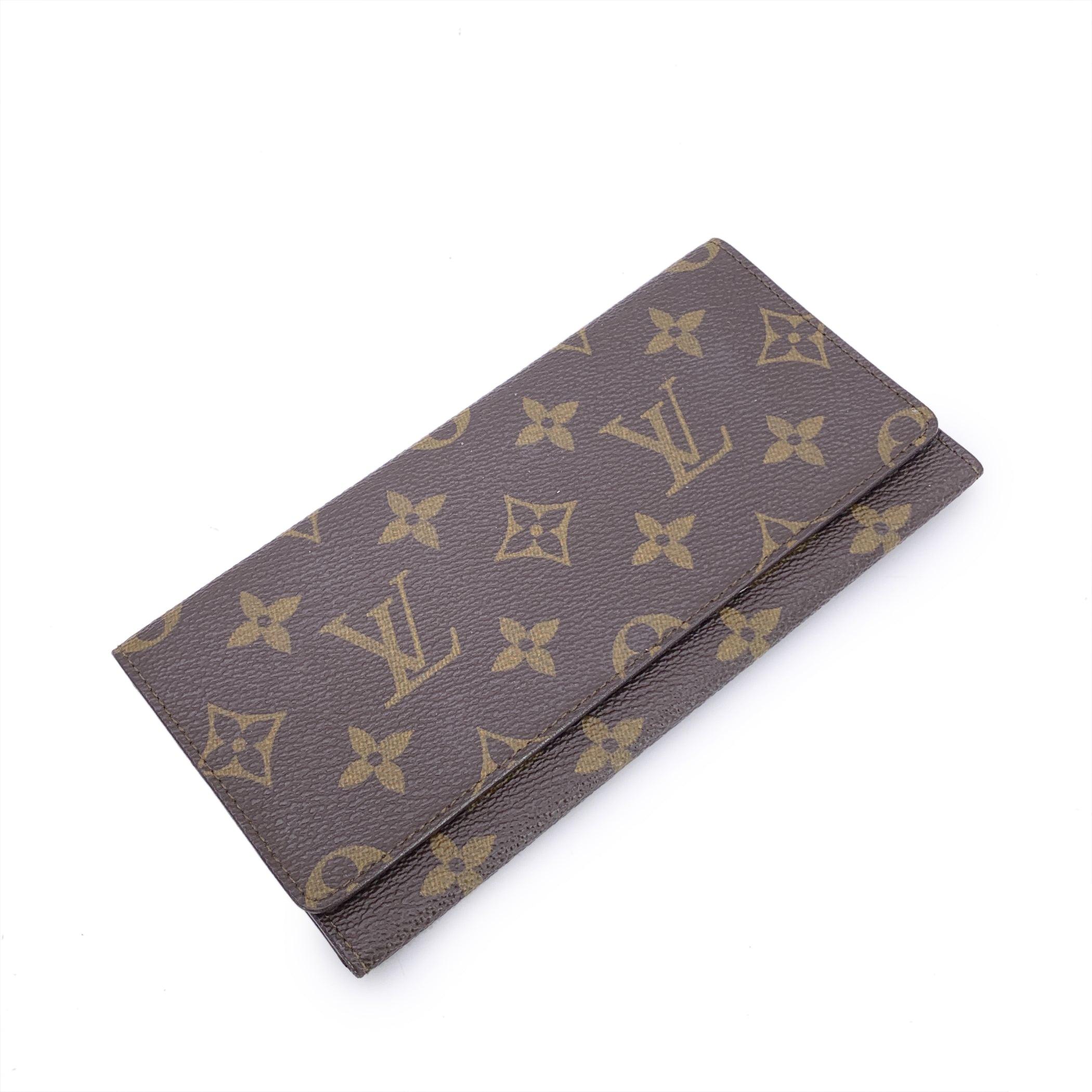 Zeitlose Eleganz mit dieser langen Bifold-Geldbörse von Louis Vuitton, die aus dem für die Maison charakteristischen braunen Canvas mit Monogramm gefertigt ist. Ein klassisches Stück, das die goldene Ära der Louis Vuitton Handwerkskunst