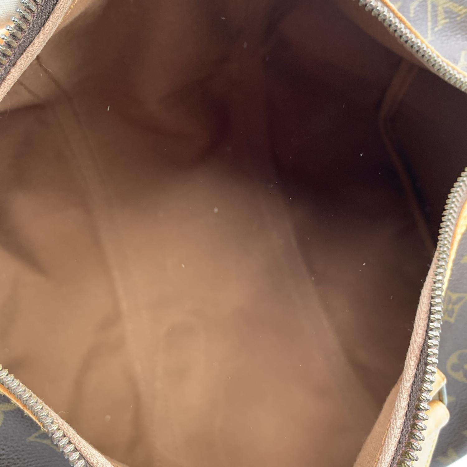 Louis Vuitton classic Monogram Canvas vintage 'Sac Souple' 35. Upper zipper closure. Double leather handles. Brown fabric lining. 'Louis Vuitton Paris - made in France' engraved on leather piece on the side. Discontinued model.

Details

MATERIAL: