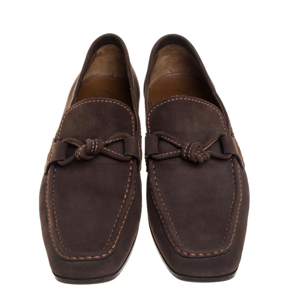 Project an ultra-stylish look in these brown slip-on loafers from Louis Vuitton! They have been crafted from nubuck and designed with contrasting stitches and knotted bows on the vamps. They are complete with comfortable leather-lined insoles and