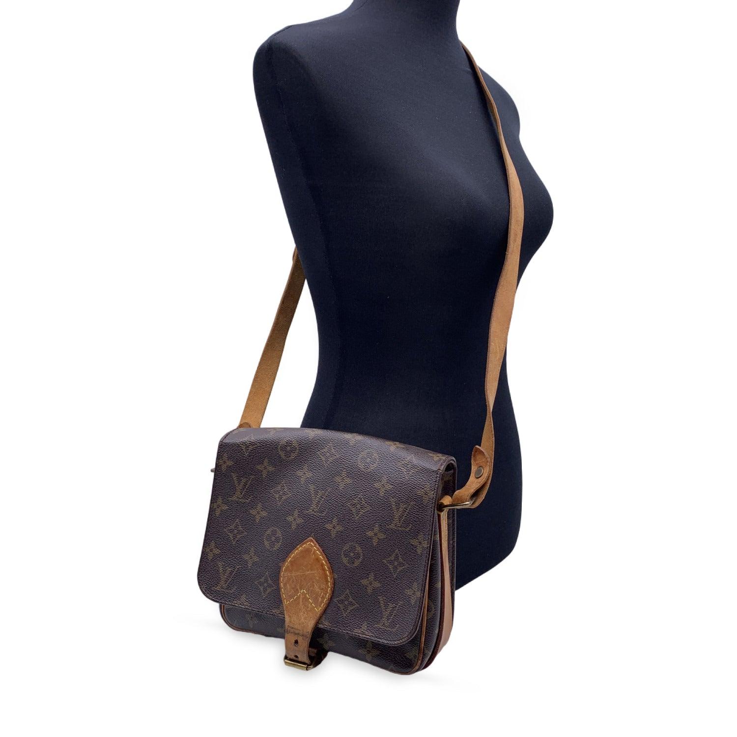 Adjustable shoulder strap. Can be worn on the shoulder or cross-body for hands-free convenience. 'LOUIS VUITTON Paris - made in France' engraved on leather inside, on the reverse of the flap. Data code inside (8905 SL) Condition B - VERY GOOD Some