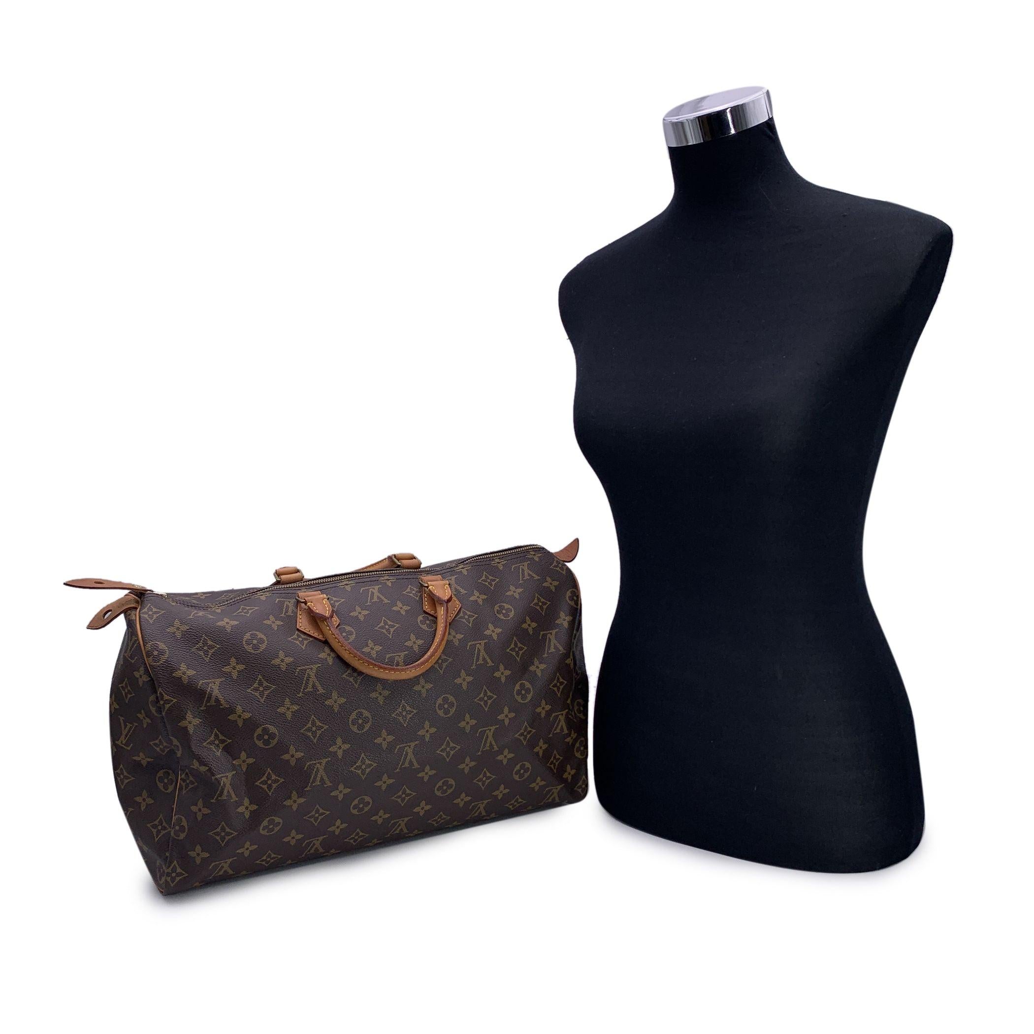 This classic Louis Vuitton SPEEDY 40, one of the most popular lines in the LV monogram. Upper zipper closure. Brown fabric lining. 1 side open pocket inside. Natural leather handles and piping. LV - LOUIS VUITTON monograms on canvas ,'LOUIS VUITTON