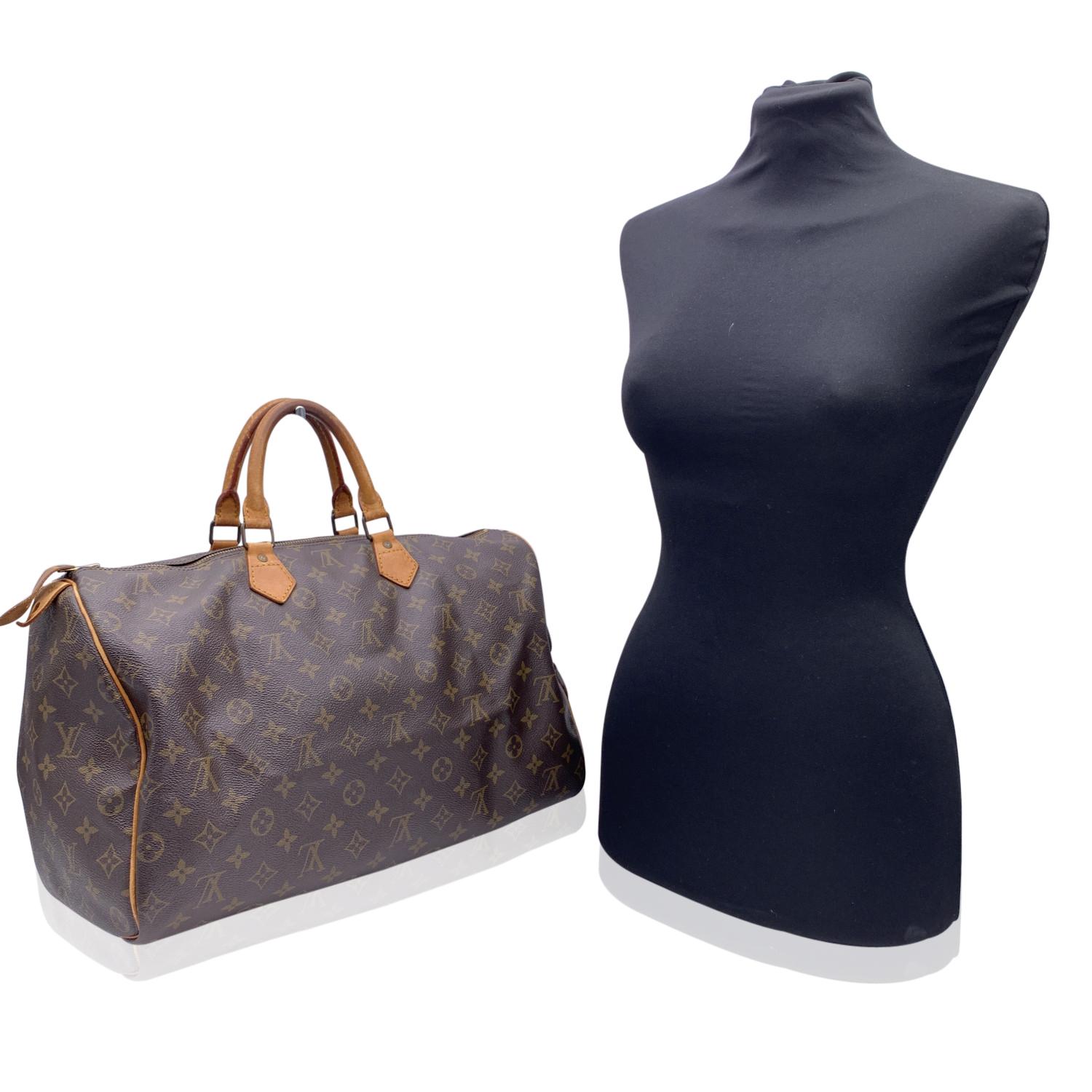 This classic Louis Vuitton SPEEDY 40, one of the most popular lines in the LV monogram. Upper zipper closure. Brown fabric lining. 1 side open pocket inside. Natural leather handles and piping. LV - LOUIS VUITTON monograms on canvas ,'LOUIS VUITTON