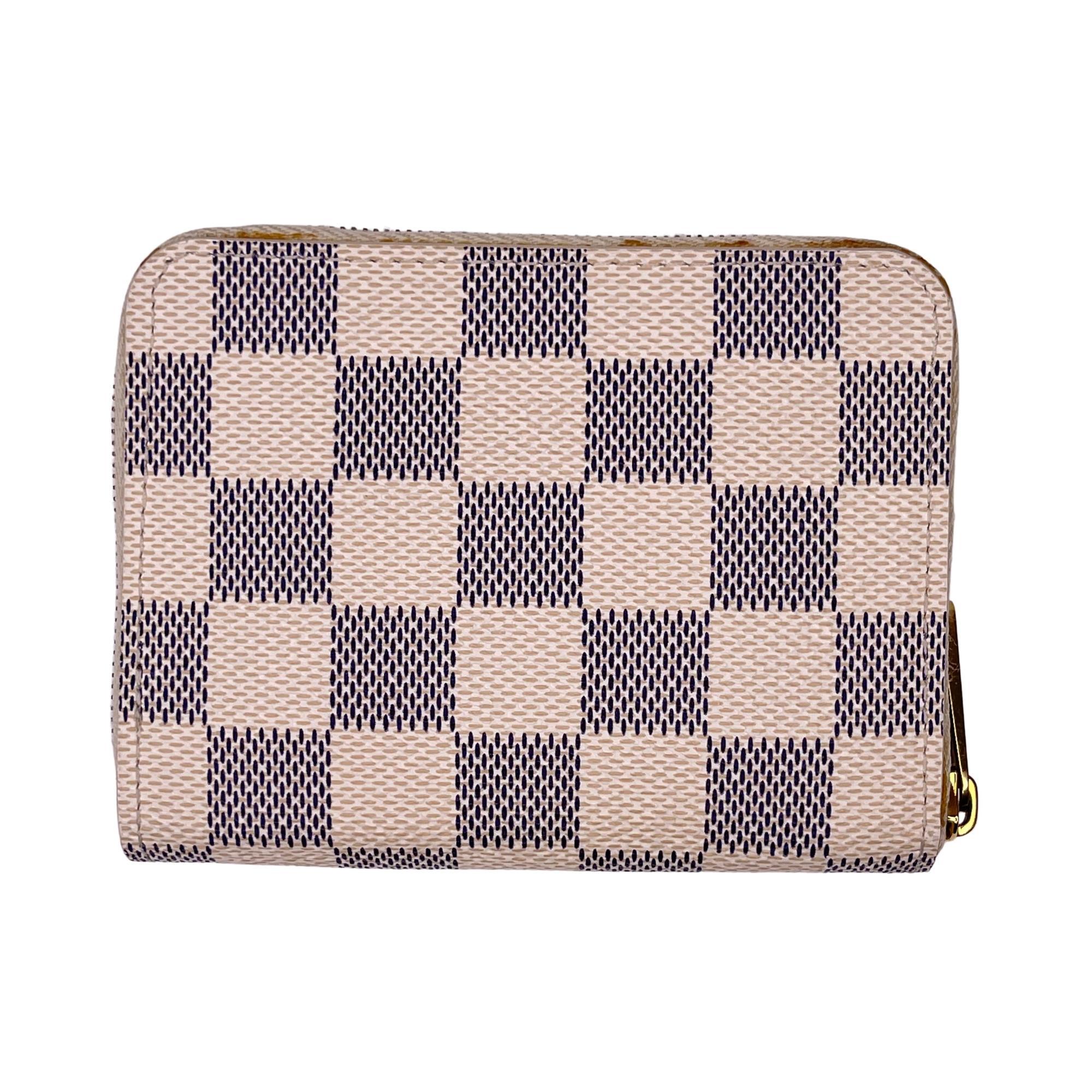 COLOR: Damier azur
MATERIAL: Coated canvas
DATE CODE: SN1028
MEASURES: H 3.5” x L 4.5” x D .75”
COMES WITH: Dust bag
CONDITION: Good - slight discolouration, staining. 
 
Made in France