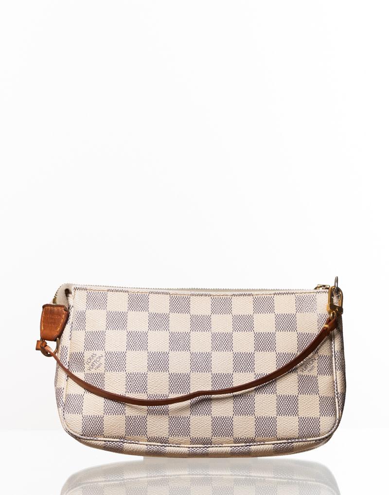 This vintage Pochette (French for pouch) is made of Damier Azur canvas and features a tan natural cowhide leather handle, brass handle rings, top zip closure and ivory fabric interior lining. (Damier means checkerboard in French)

COLOR: