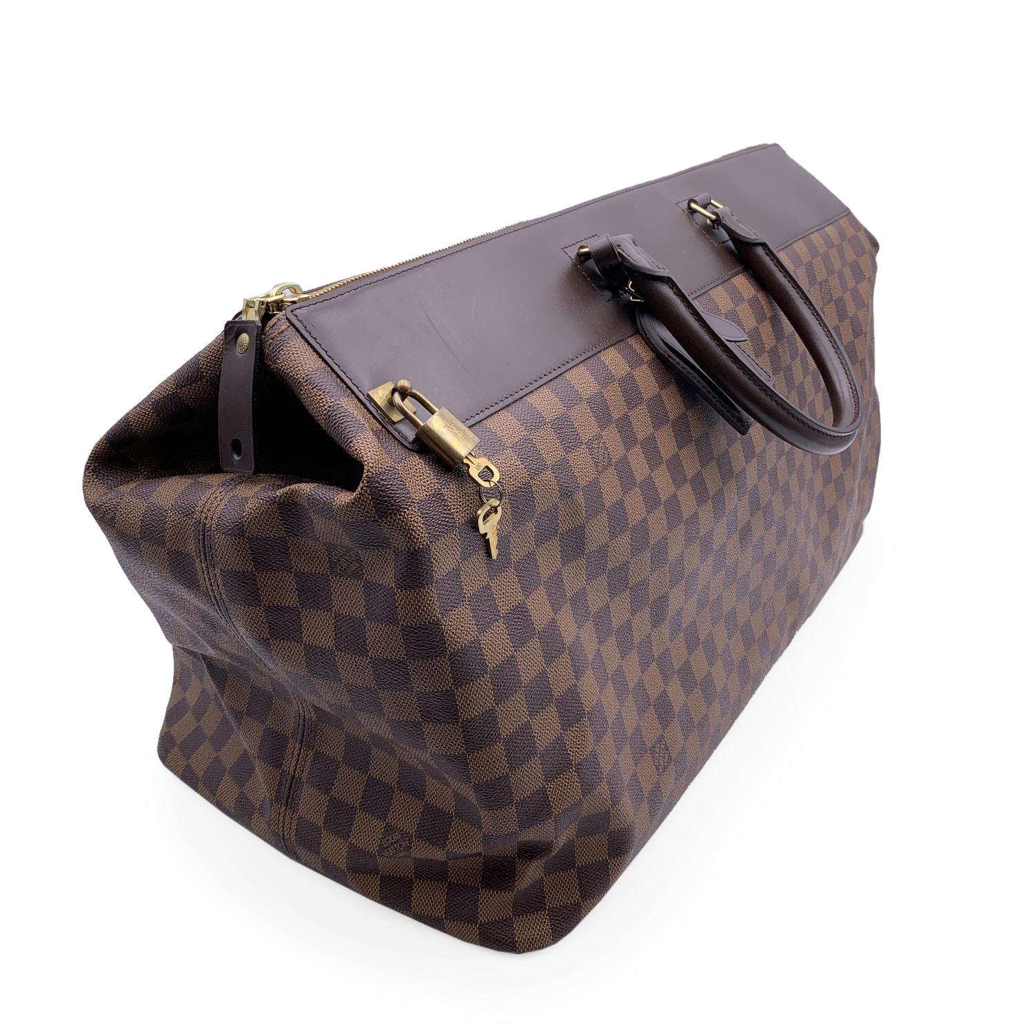 This beautiful Bag will come with a Certificate of Authenticity provided by Entrupy. The certificate will be provided at no further cost. Louis Vuitton 'Greenwich GM' Travel bag. Damier Ebene canvas and brown leather trim. Upper zip closure (with