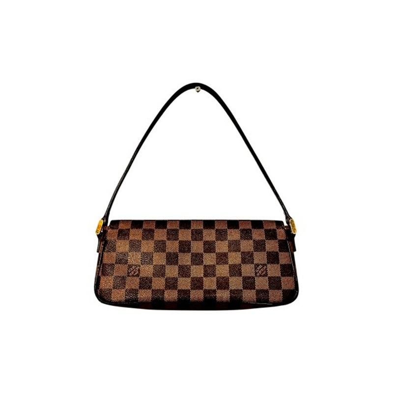 Le sac à bandoulière Vintage Damier Ebene Recoleta de Louis Vuitton, datant de 2002, présente la toile à carreaux classique, des ferrures en laiton et des garnitures en cuir. Doté d'une seule bandoulière, d'une doublure en Alcantara, d'une poche