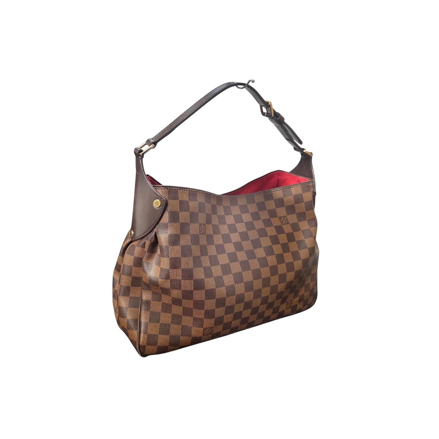 Le sac hobo Reggia en Damier Ebene de Louis Vuitton témoigne d'un savoir-faire intemporel avec sa toile enduite Damier Ebene plissée et ses accessoires en métal doré poli. Conçu pour le confort, il est doté d'une large bandoulière en cuir avec des
