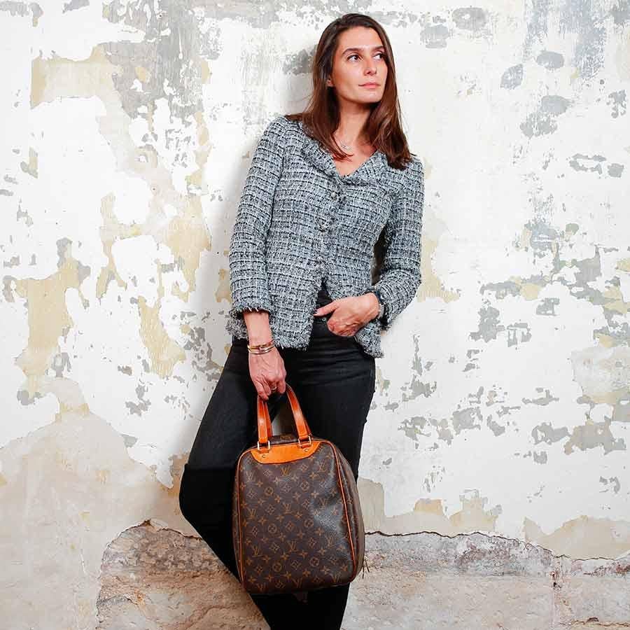 LOUIS VUITON vintage 'Excursion' bag is in brown monogram canvas. The hardware is in gilt metal. It has a perfect size for everyday use. 
Designed at the base as a shoe bag, it is very resistant. 
Worn by hand thanks to its two handles. 
The opening