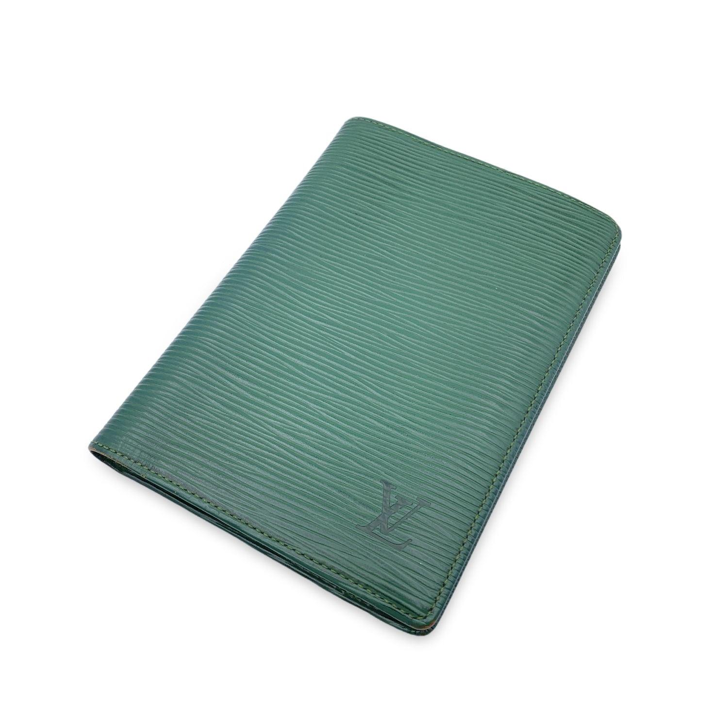 Passport holder in green epi leather by Louis Vuitton. Leather lining. Inside it has space for a passport, papers, documents, open pockets, 6 card slots and 1 bill compartments.'Louis Vuitton - Paris - Made in France'engraved inside. Data code