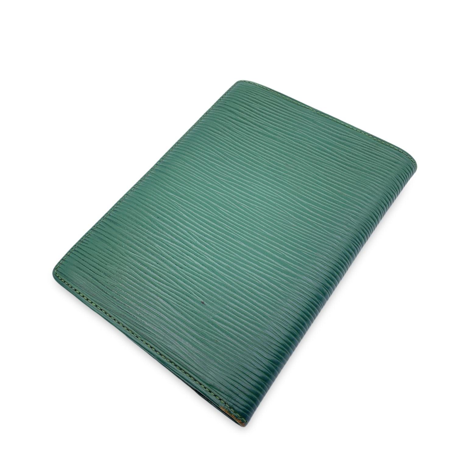 Louis Vuitton Vintage Green Epi Leather Doucument Holder Wallet In Good Condition For Sale In Rome, Rome