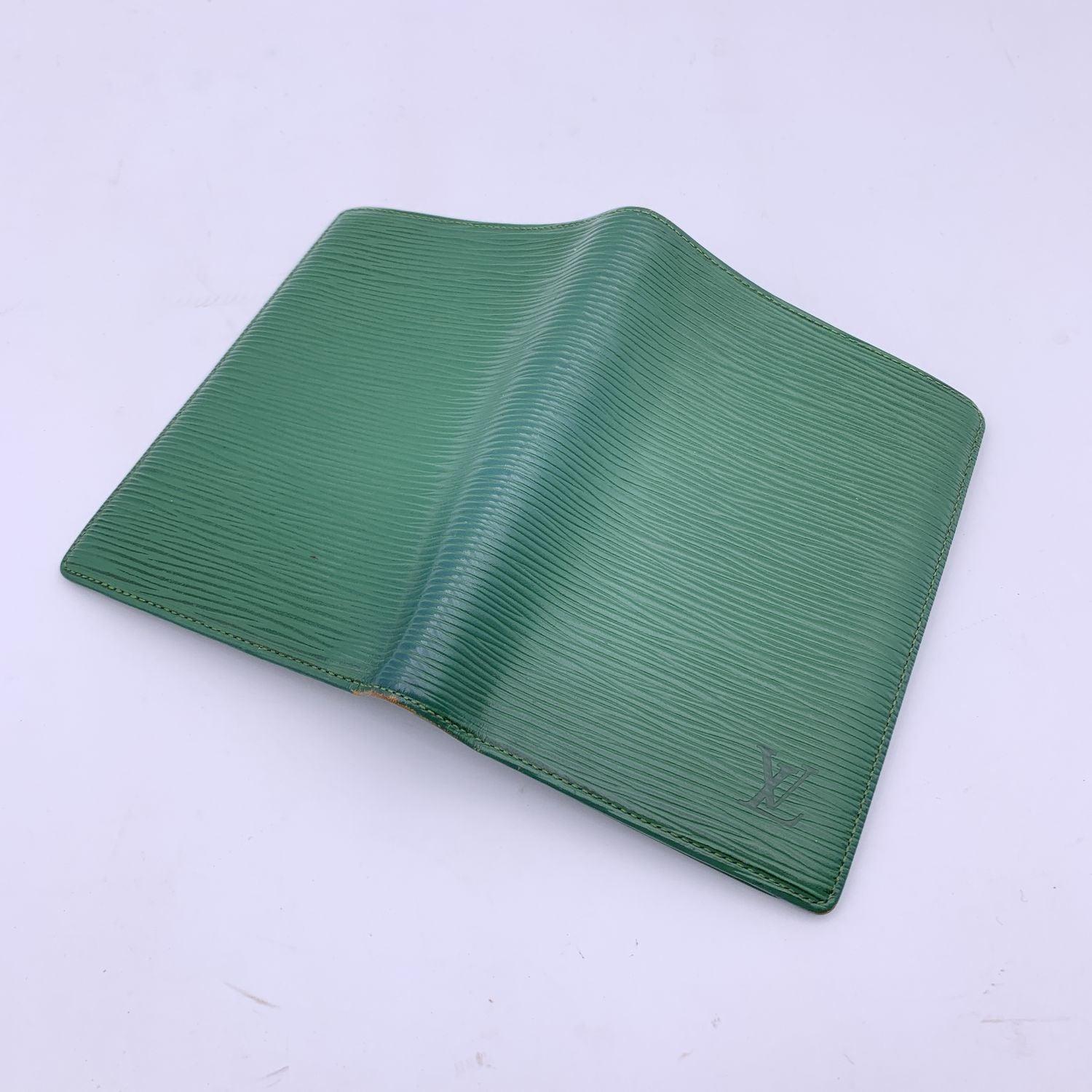 Louis Vuitton Vintage Grün Epi Leder-Brieftasche mit Doucument-Halter in Grün für Damen oder Herren im Angebot