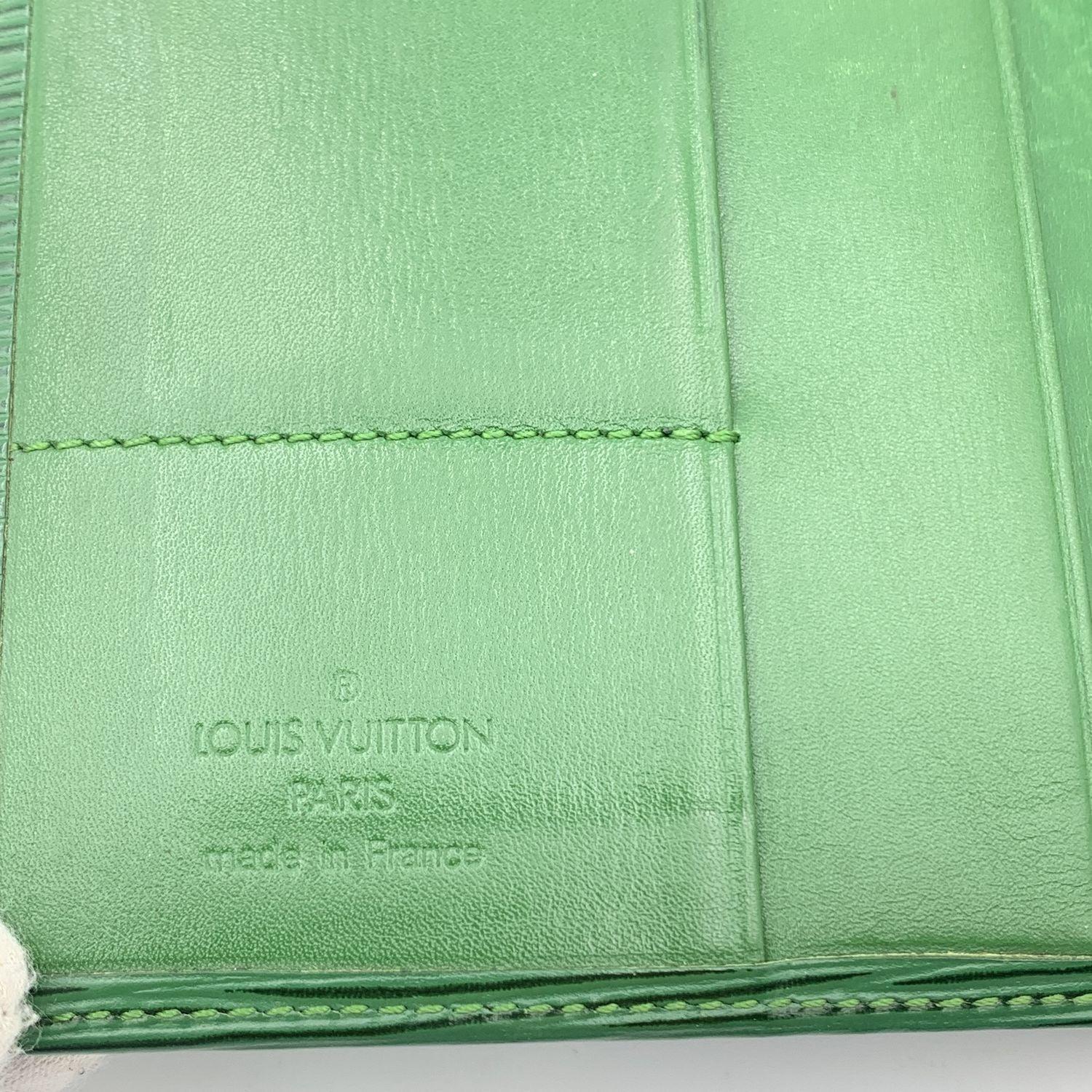 Louis Vuitton Vintage Grün Epi Leder-Brieftasche mit Doucument-Halter in Grün im Angebot 4