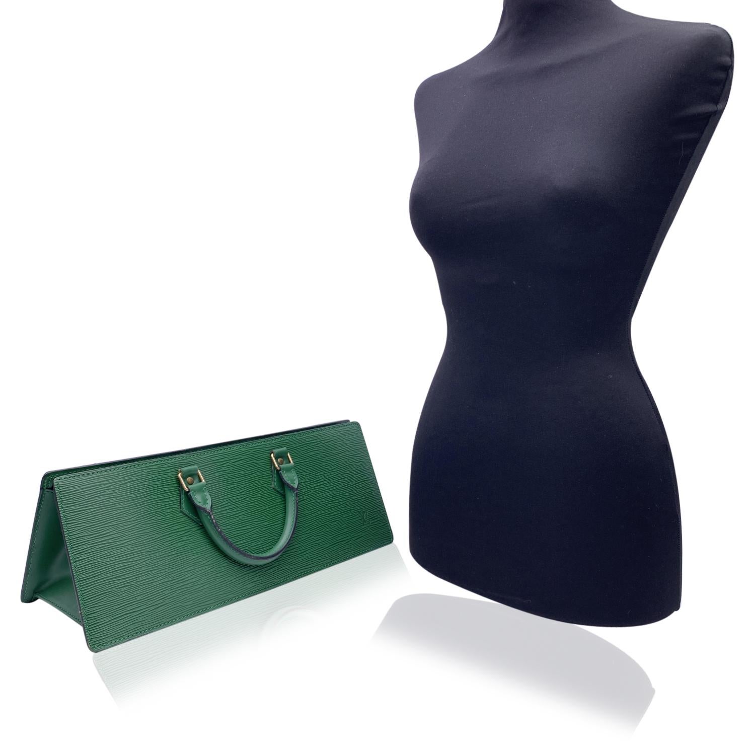 Beautiful Louis Vuitton 'Sac Tricot' (or 'Sac Triangle') handbag in green epi leather. The design is inspired by a model used to hold knitting tools. Upper zipper closure. Double handles. Black leather lining. 1 side open pocket inside. 'LOUIS