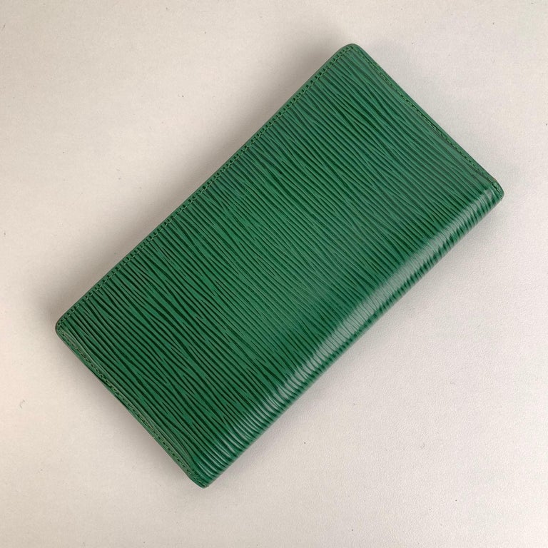 Leather card wallet Louis Vuitton Green in Leather - 32561589