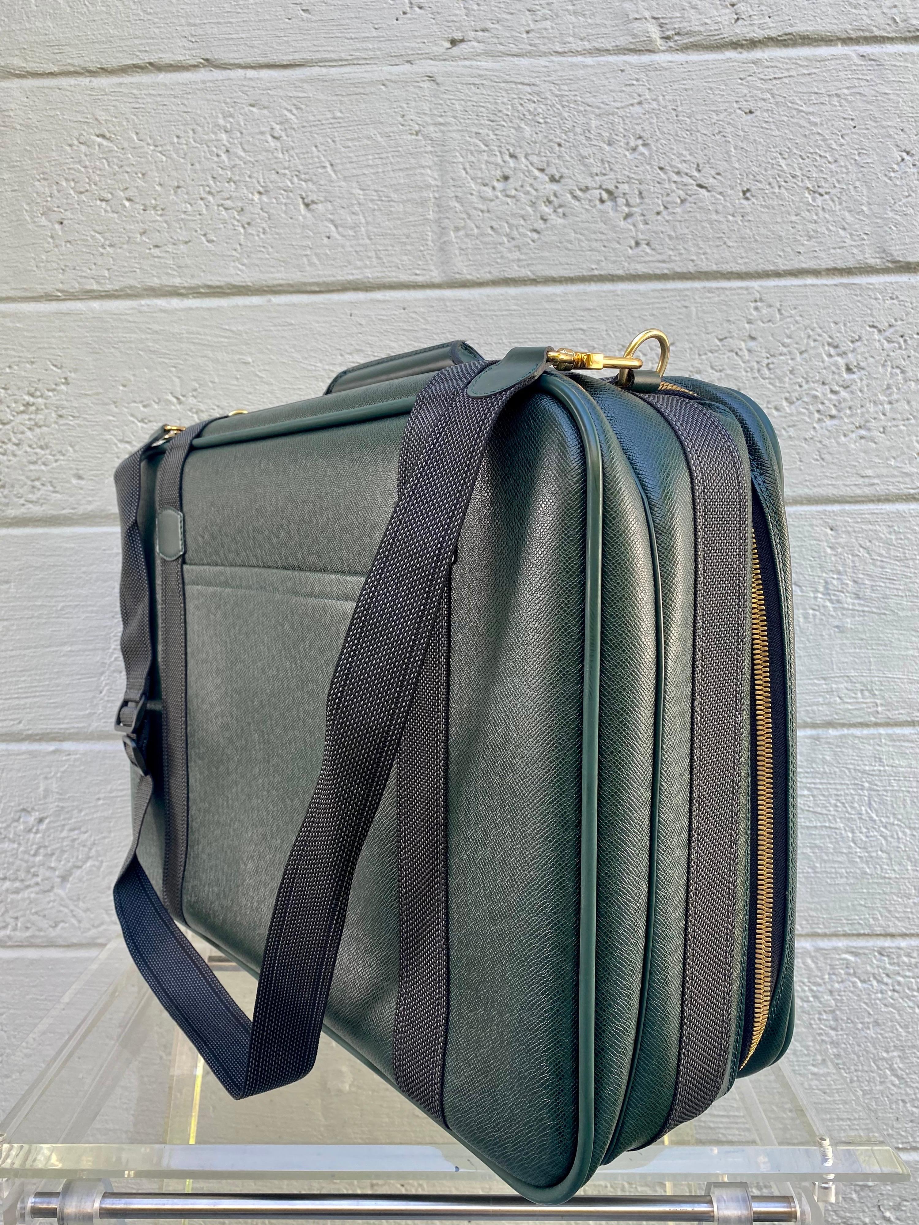 Valise en cuir vert vintage Taiga de 53 cm Louis Vuitton Excellent état - En vente à Fort Lauderdale, FL