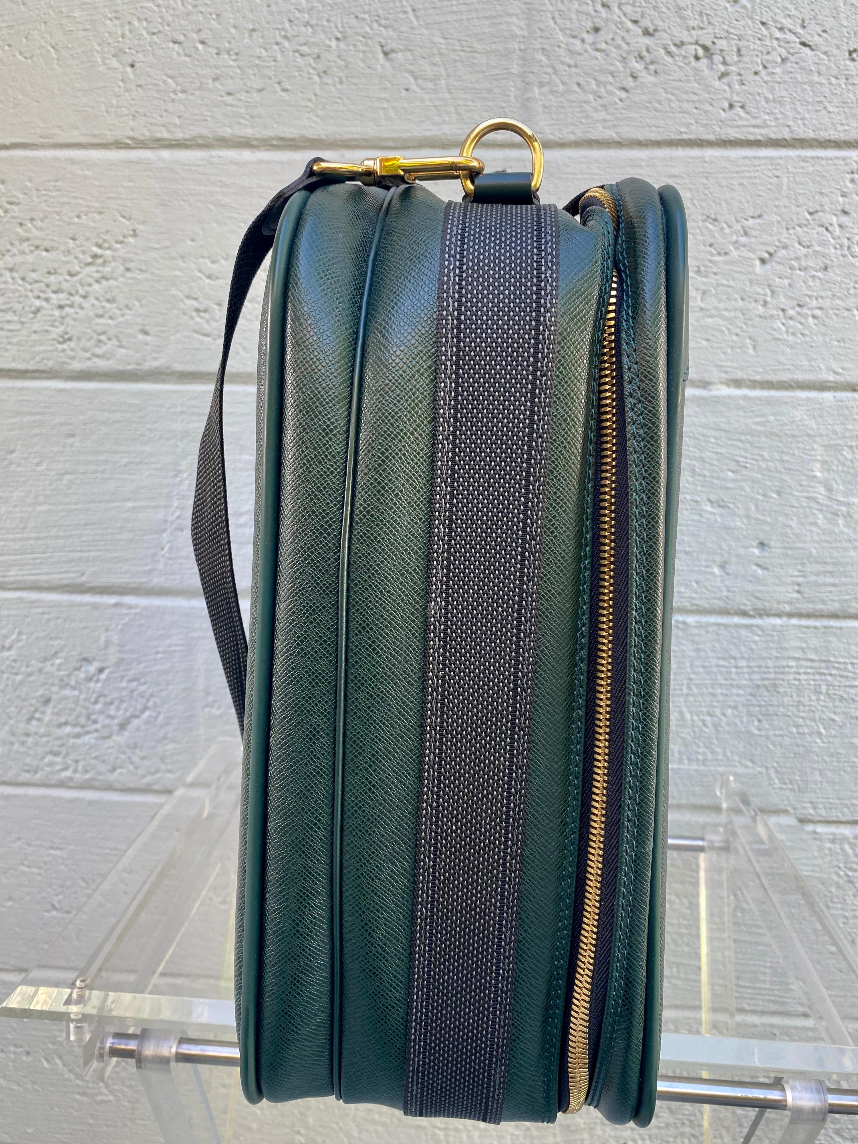 Valise en cuir vert vintage Taiga de 53 cm Louis Vuitton Unisexe en vente