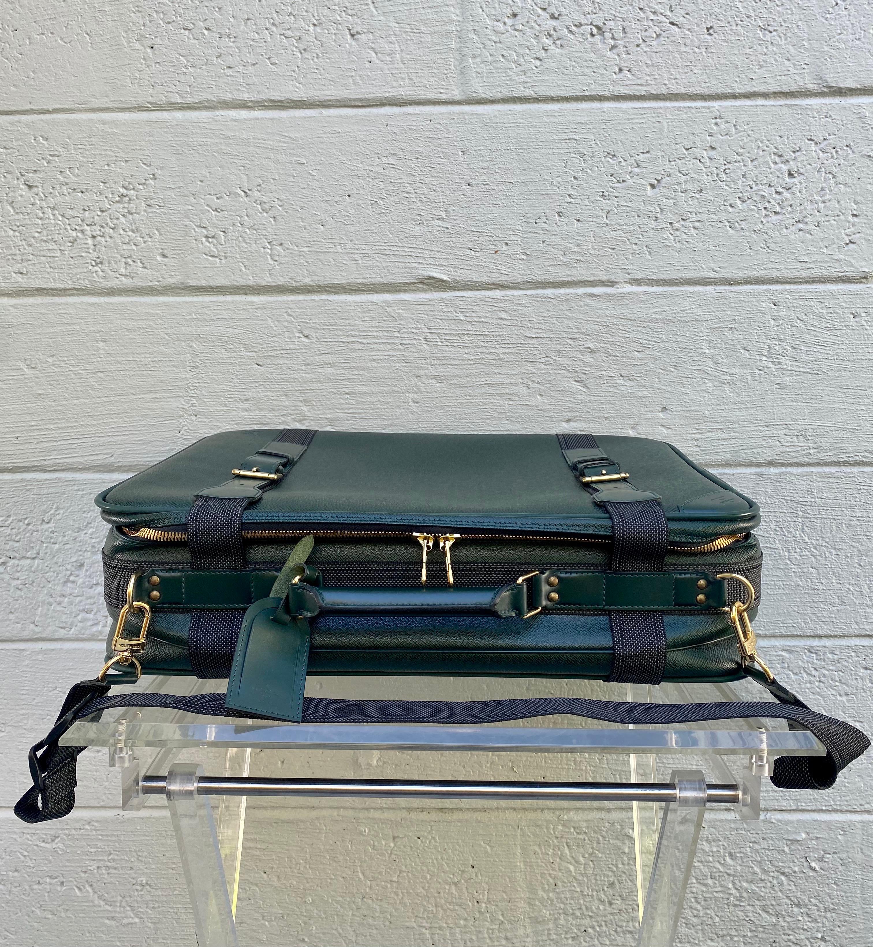 Louis Vuitton Vintage Green Taiga Leather Suitcase 53cm In Excellent Condition For Sale In Fort Lauderdale, FL