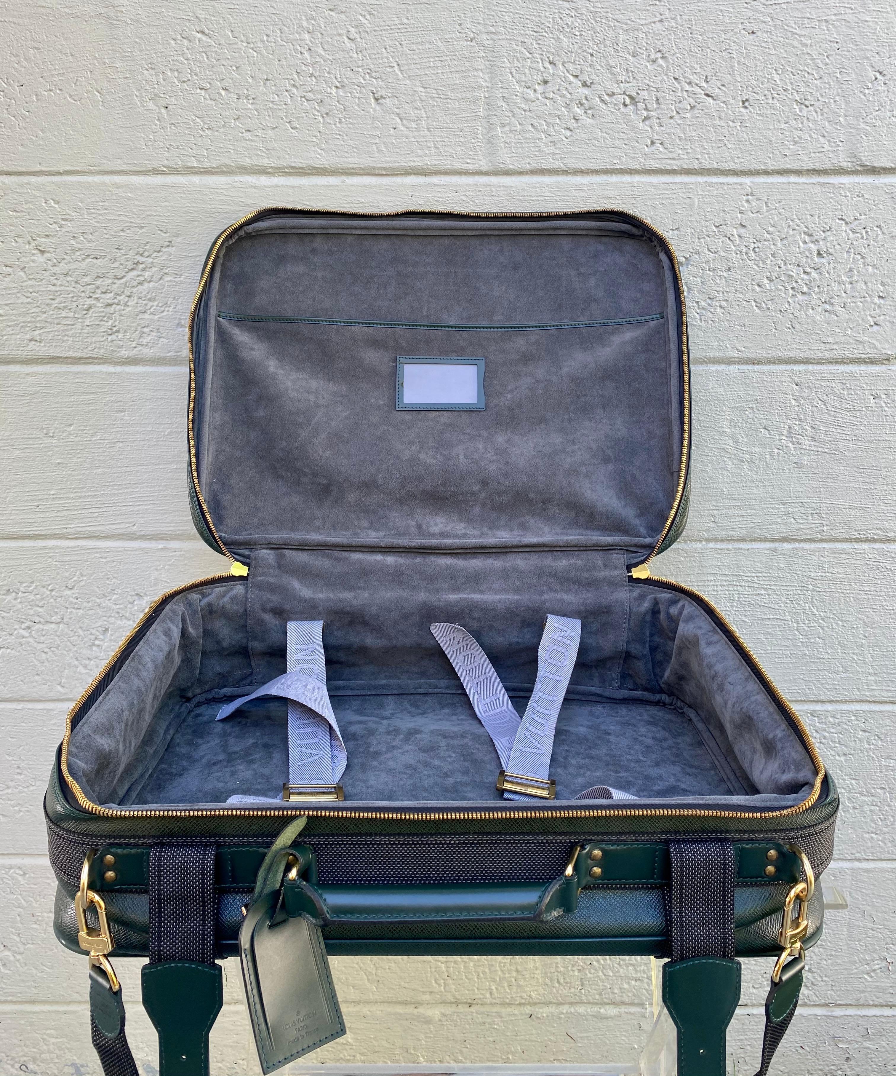 Women's or Men's Louis Vuitton Vintage Green Taiga Leather Suitcase 53cm For Sale