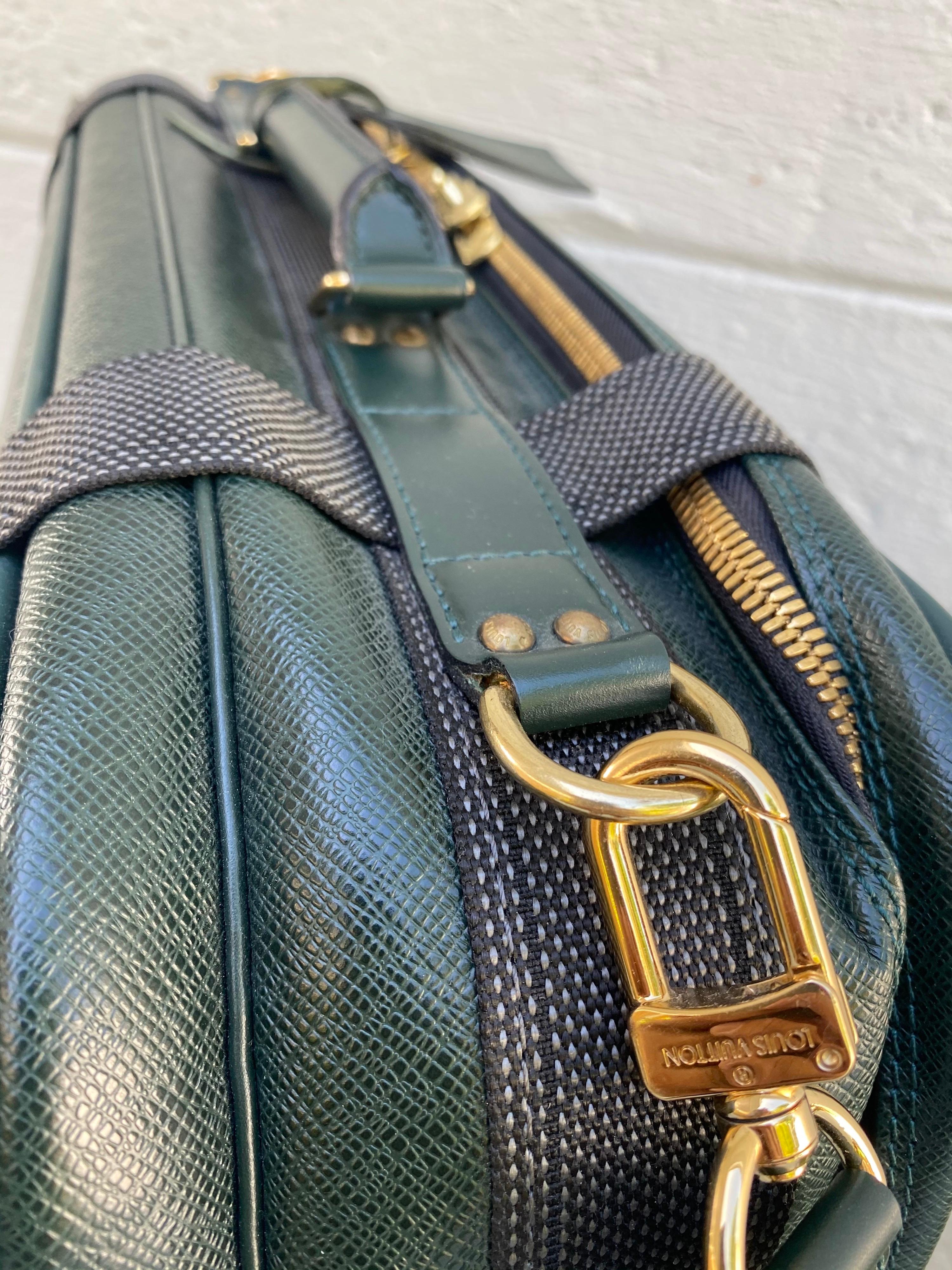 Louis Vuitton Vintage Green Taiga Leather Suitcase 53cm For Sale 1