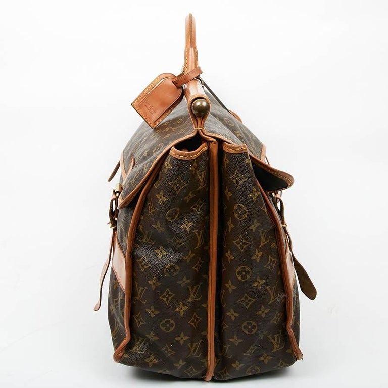 LOUIS VUITTON Vintage Hunting Travel Bag. This Hunting bag is from the early 1980s, which is why there is no serial number.
It is in brown Monogram coated canvas with natural cowhide finishes.
It has two separate storage spaces, each with a flap