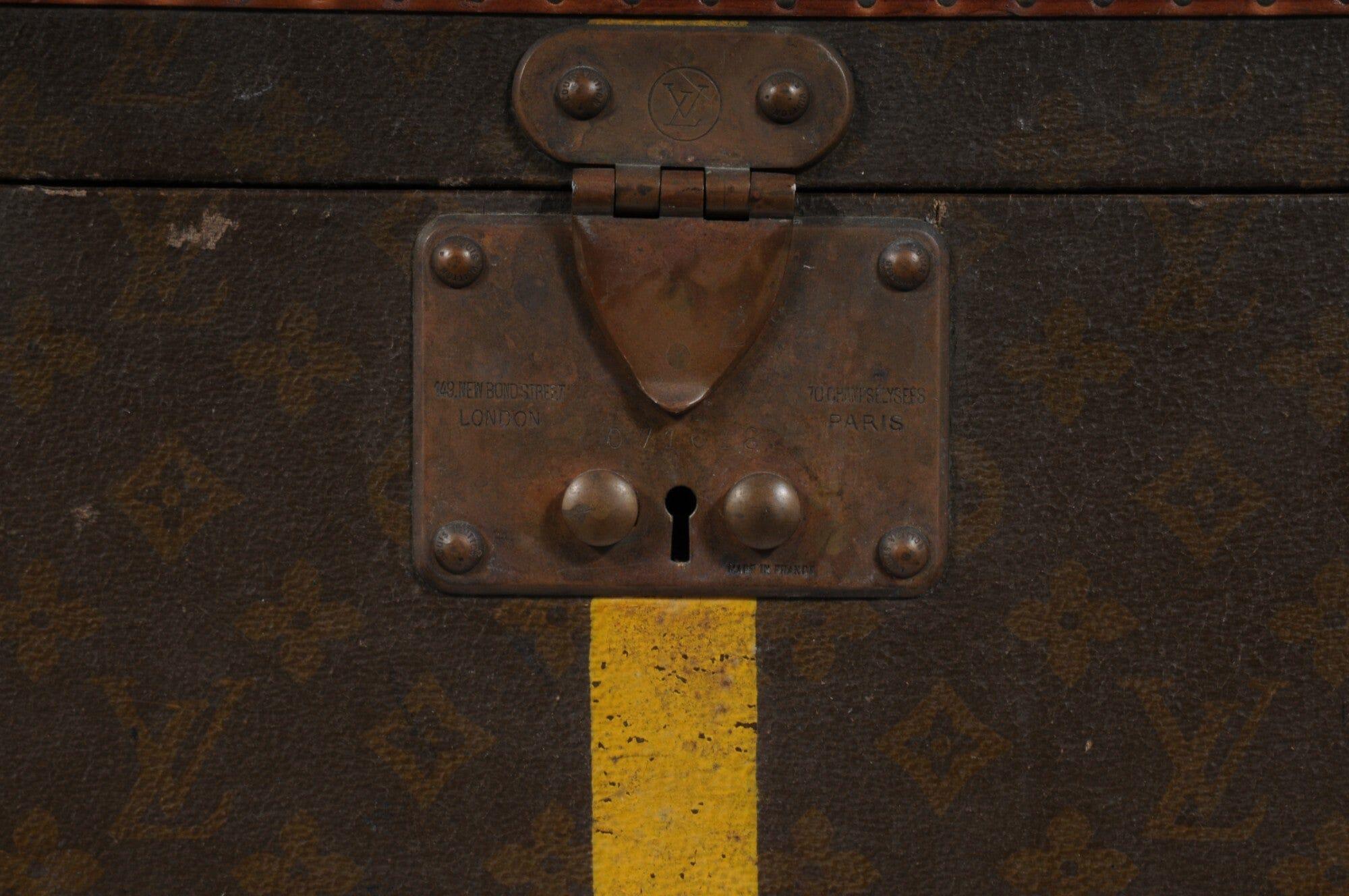 - Brown monogram exterior

- Leather handle

- Brass Hardware 

- Has R.D.W initials on the top

- Estimated to be form the 1940's-1950's 


Condition:

The trunk is in vintage condition. The monogram has scuffs on the rear side, please see the