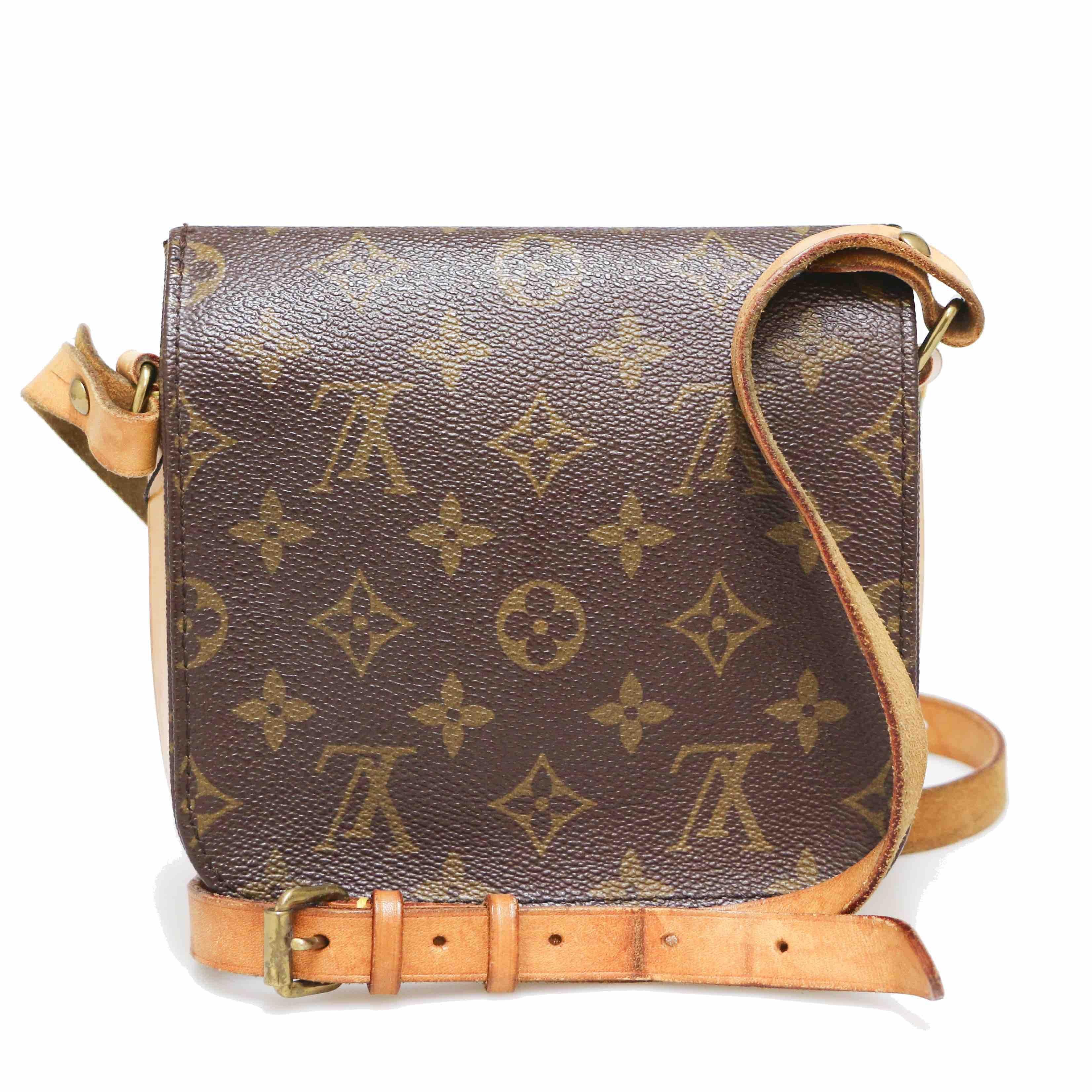 LOUIS VUITTON Vintage Mini Cartouchière in Toile and Leather. Unisex crossbody bag. Buckle closure. The hardware is in aged gold metal.
In good condition. Stain on the leather. No corner wear.
Made in France.
Dimensions: 17 x 17 x 5cm.
Shoulder
