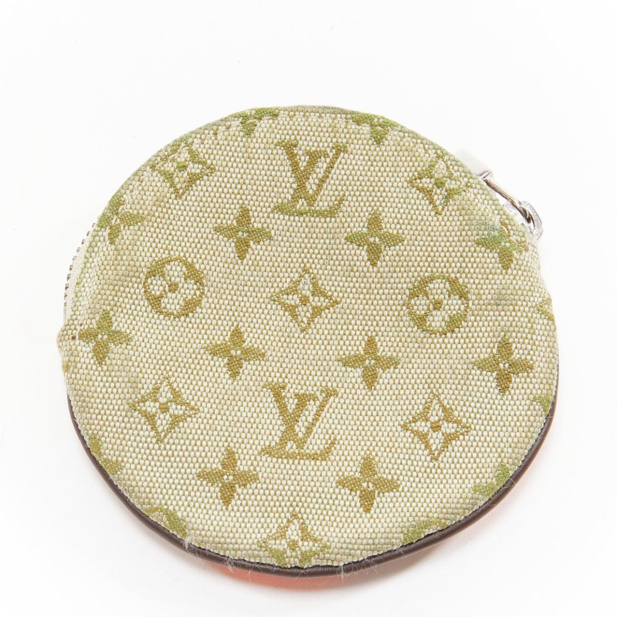 LOUIS VUITTON Vintage Mini Comte du Fees monogram orange butterfly coin bag
Reference: AAWC/A00990
Brand: Louis Vuitton
Designer: Marc Jacobs
Material: Leather, Fabric
Color: Green, Orange
Pattern: Monogram
Closure: Zip
Lining: Black Leather
Made